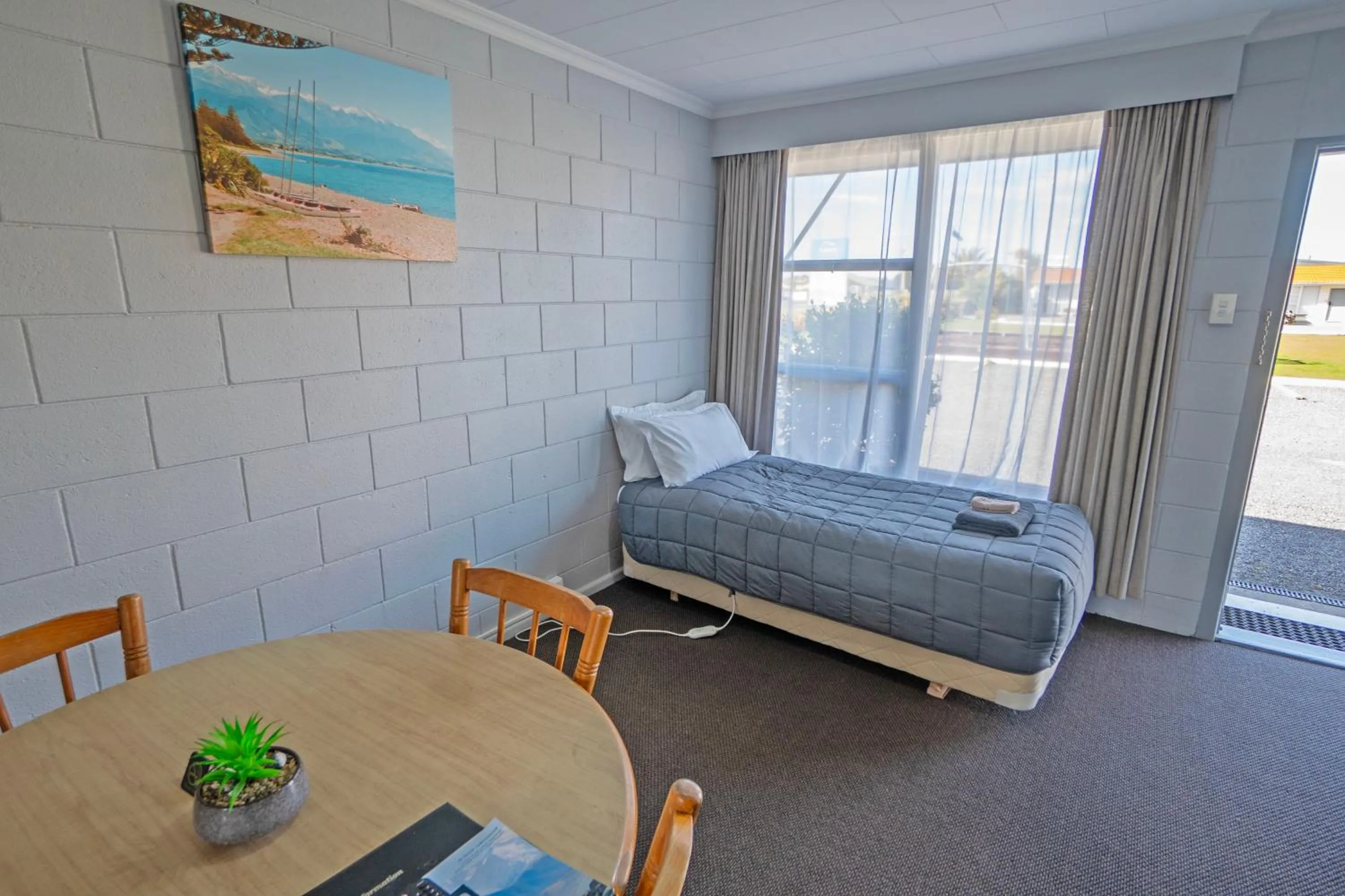 Living room, Bed in Kaikoura Motor Inn