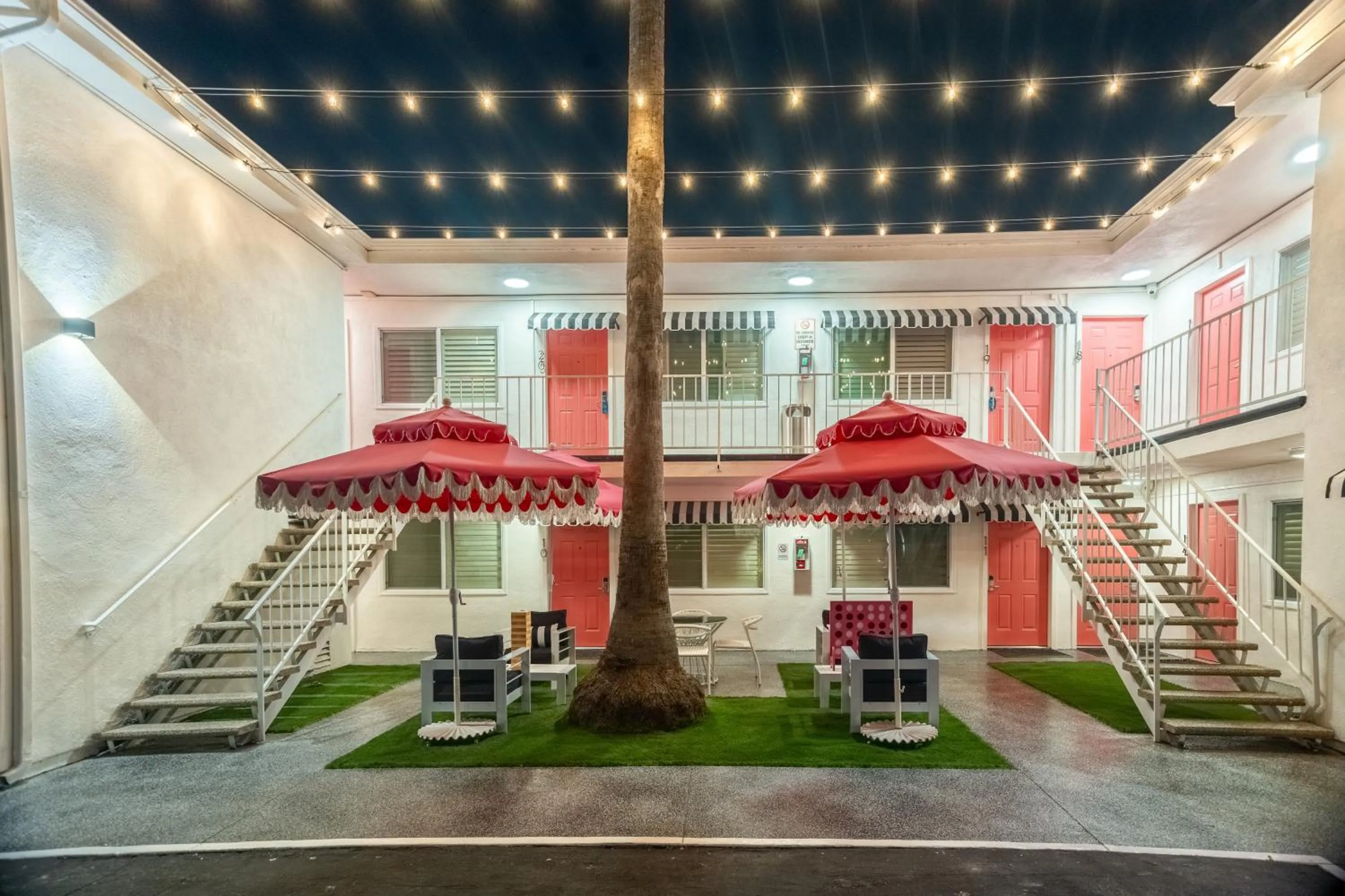 Inner courtyard view in Santa Monica Hotel