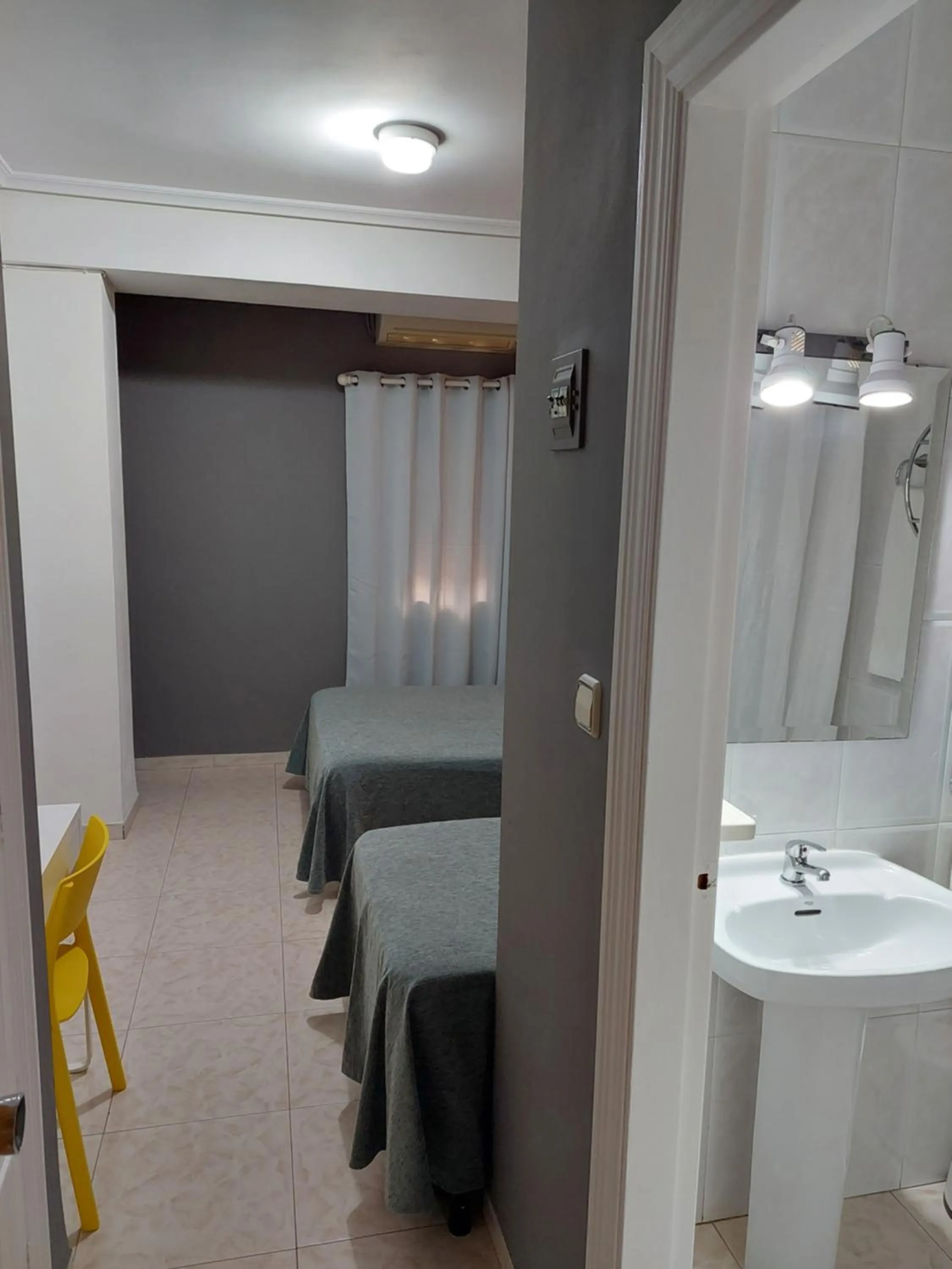 Bathroom, Bed in Hotel Cervantes