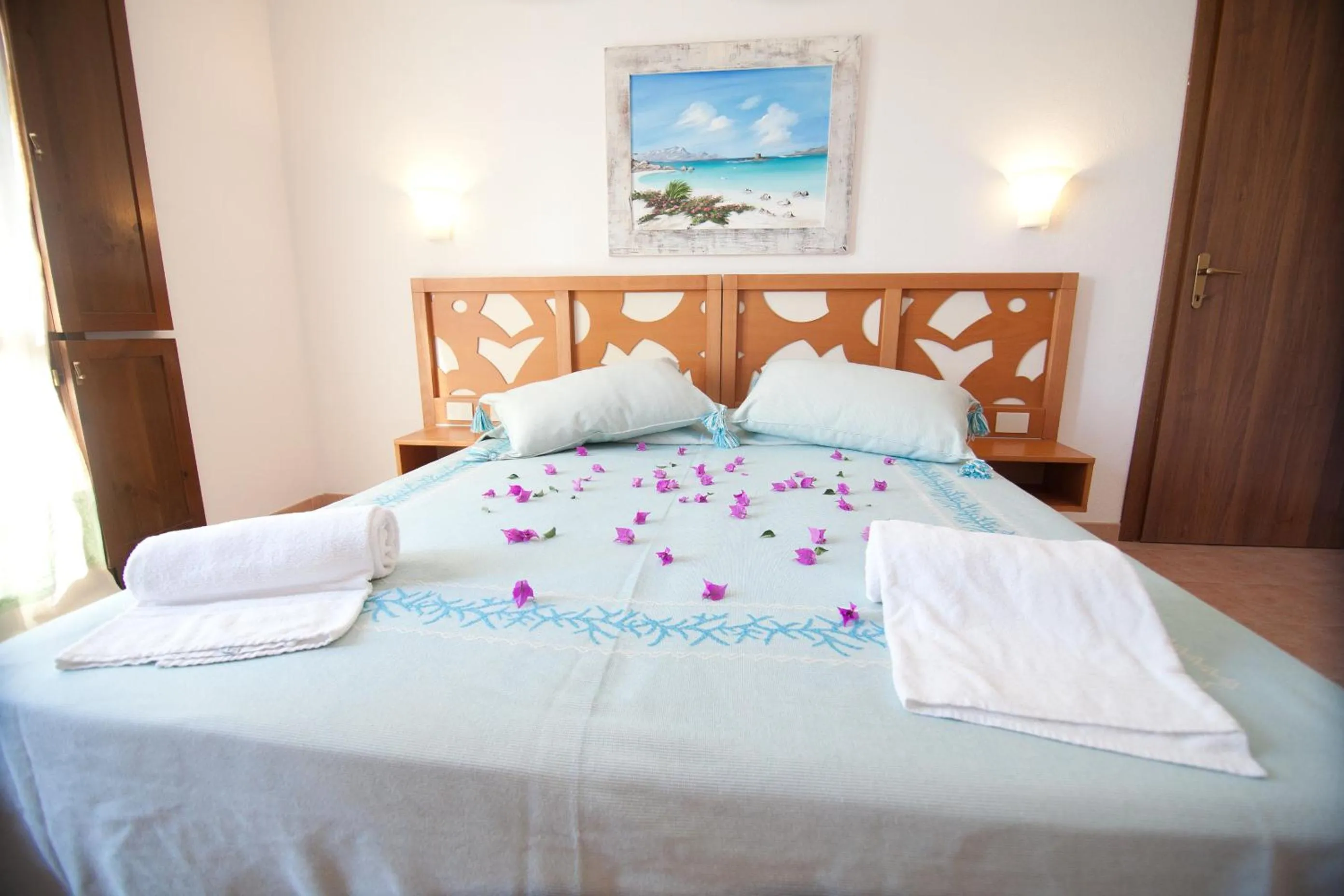 Photo of the whole room, Bed in Club Esse Gallura
