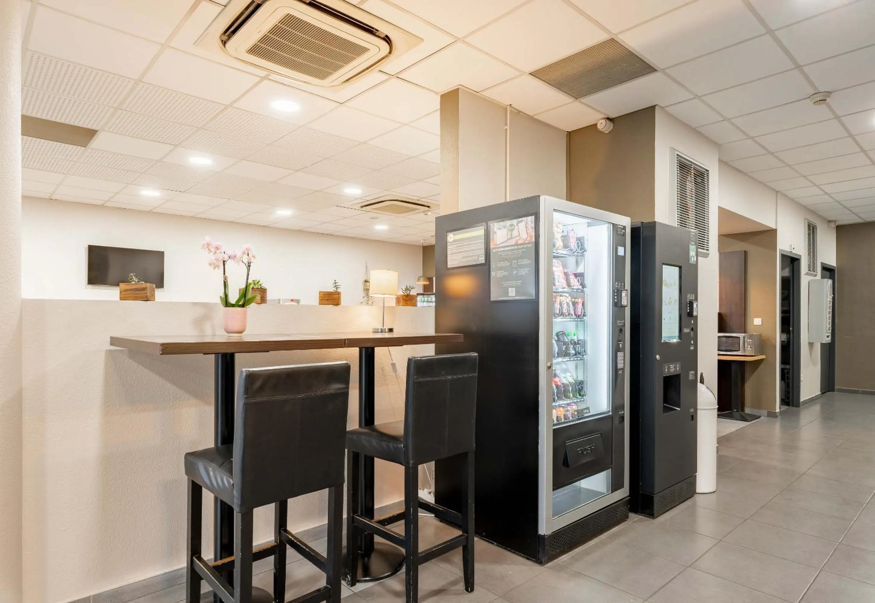 Lounge or bar in B&B HOTEL Maubeuge-Louvroil