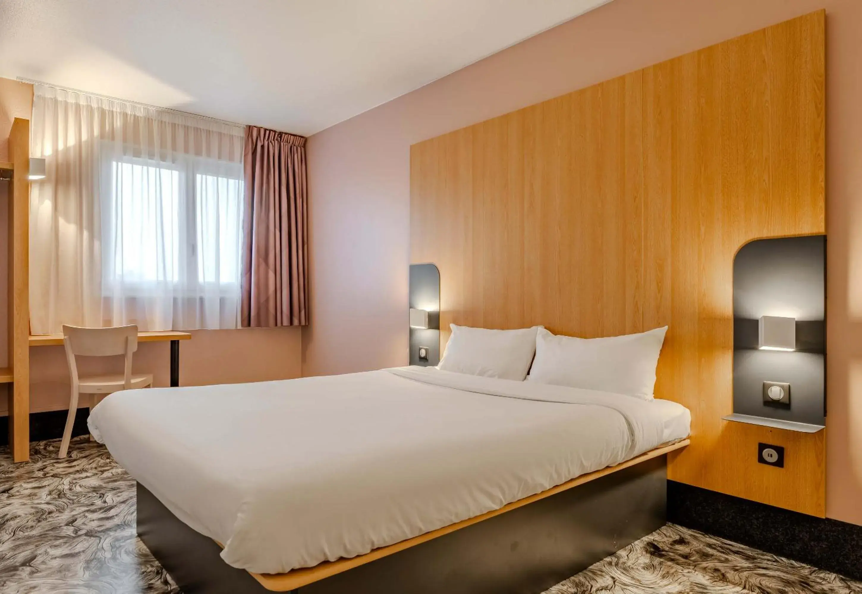 Double Room - Disability Access in B&B HOTEL Maubeuge-Louvroil Double Room - Disability Access in B&B HOTEL Maubeuge-Louvroil