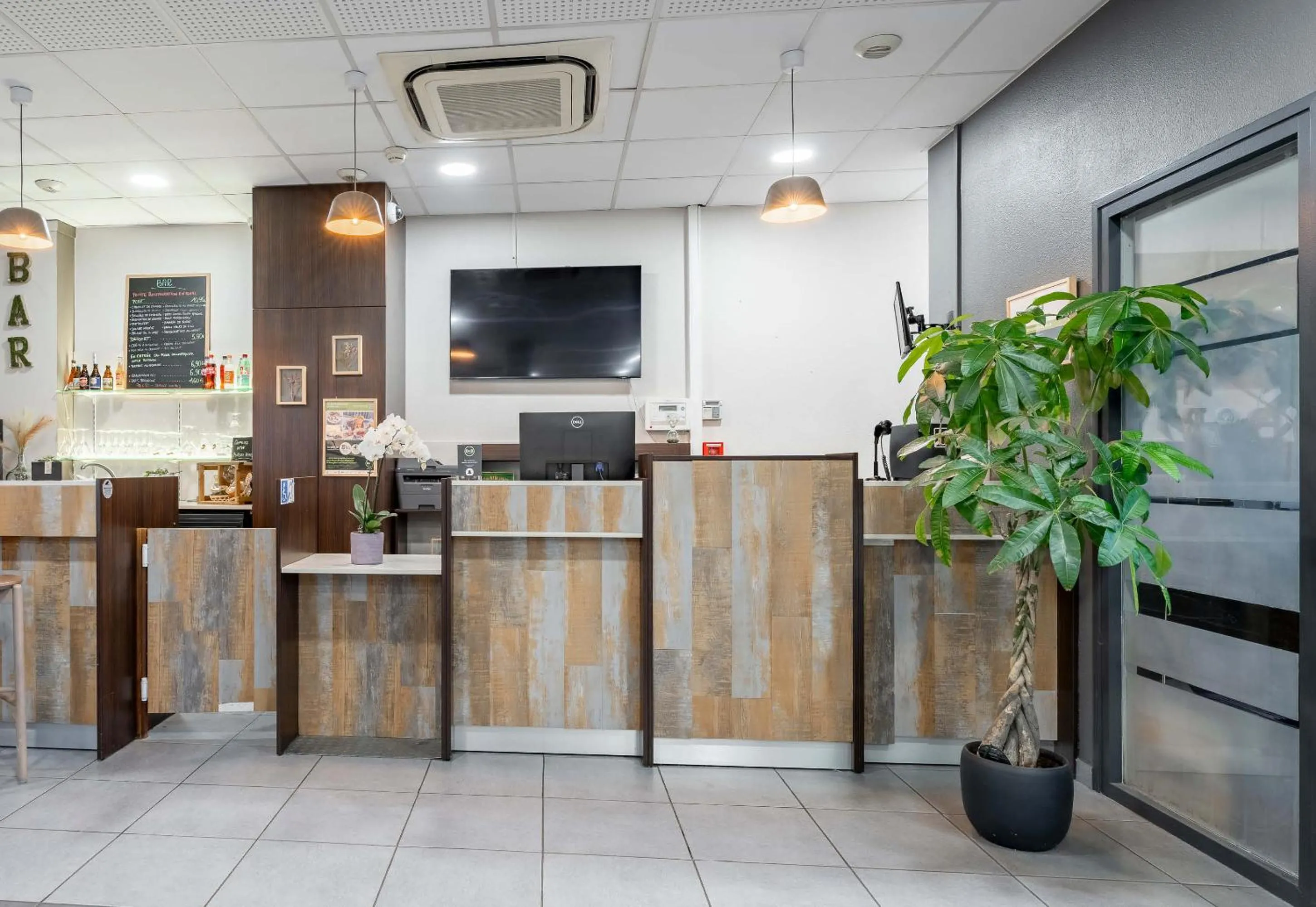 Lobby or reception in B&B HOTEL Maubeuge-Louvroil