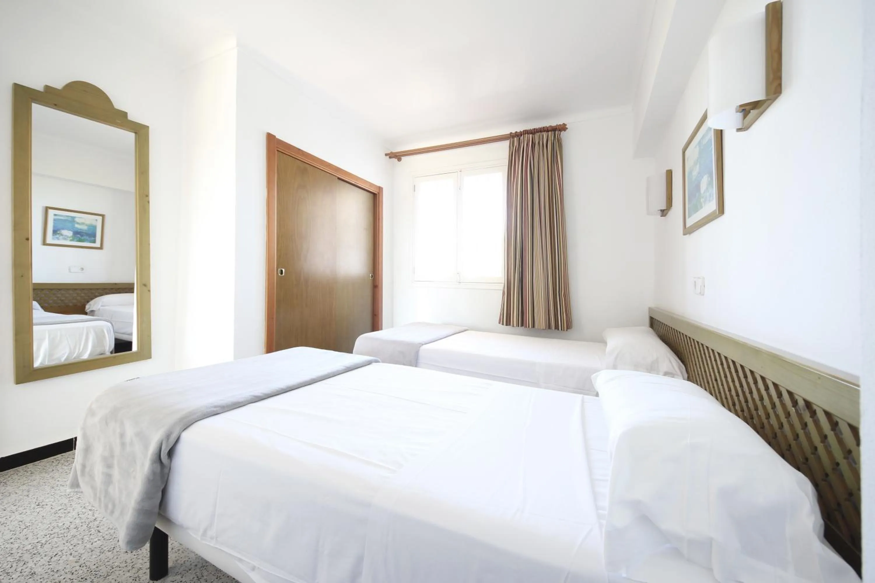 Bed in Aparthotel Niu d´Aus