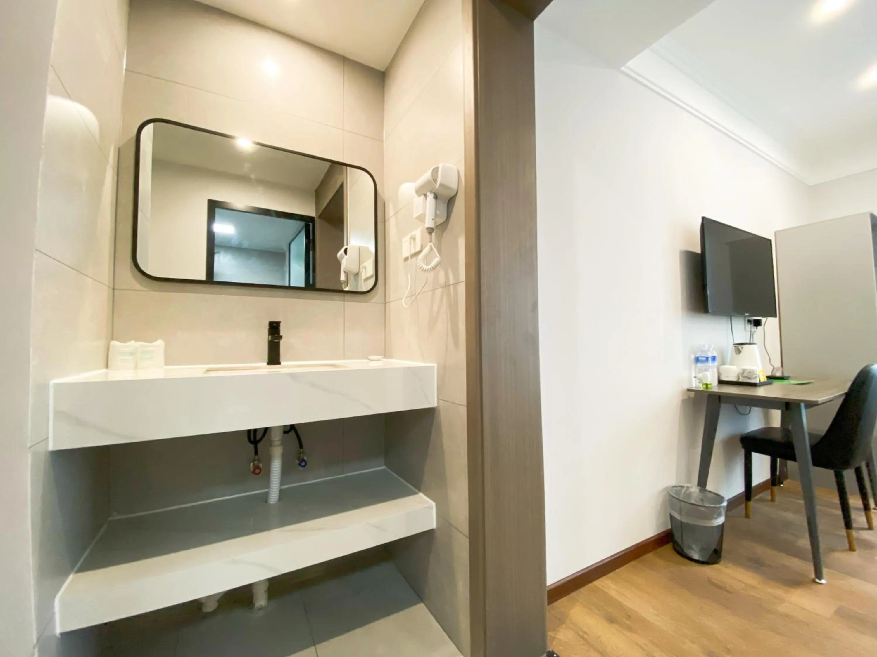 hair dresser in Beijing RJ Brown City Center Hotel Tian An Men & Forbidden City