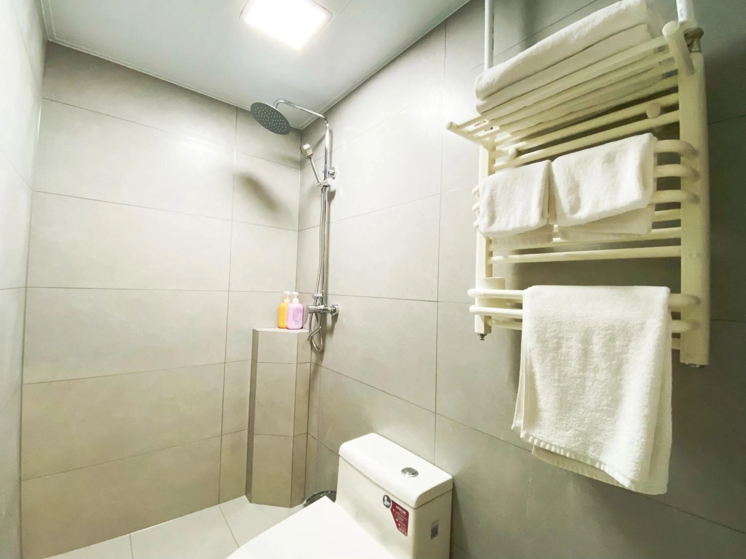Shower in Beijing RJ Brown City Center Hotel Tian An Men & Forbidden City