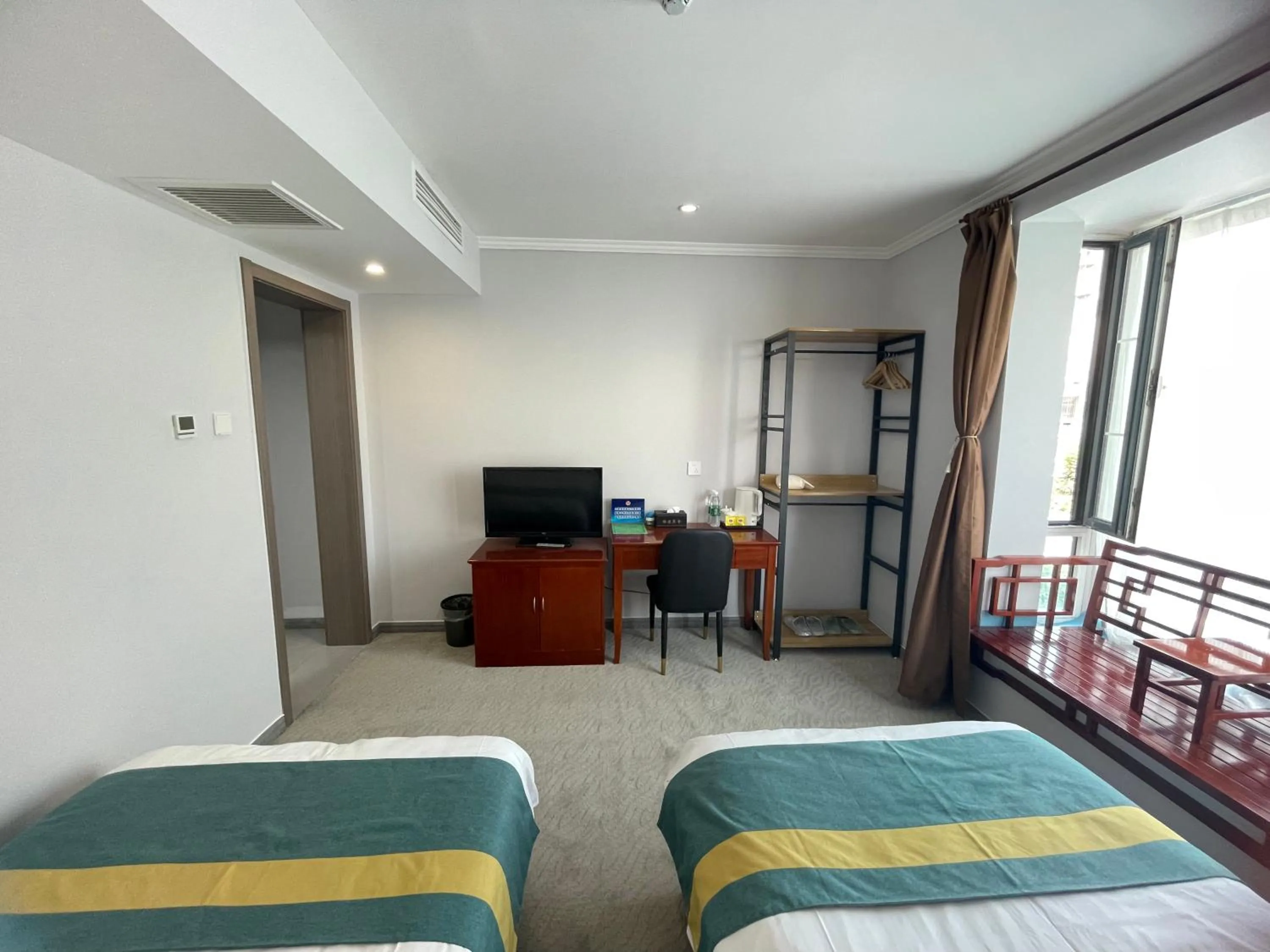 hair dresser, Bed in Beijing RJ Brown City Center Hotel Tian An Men & Forbidden City