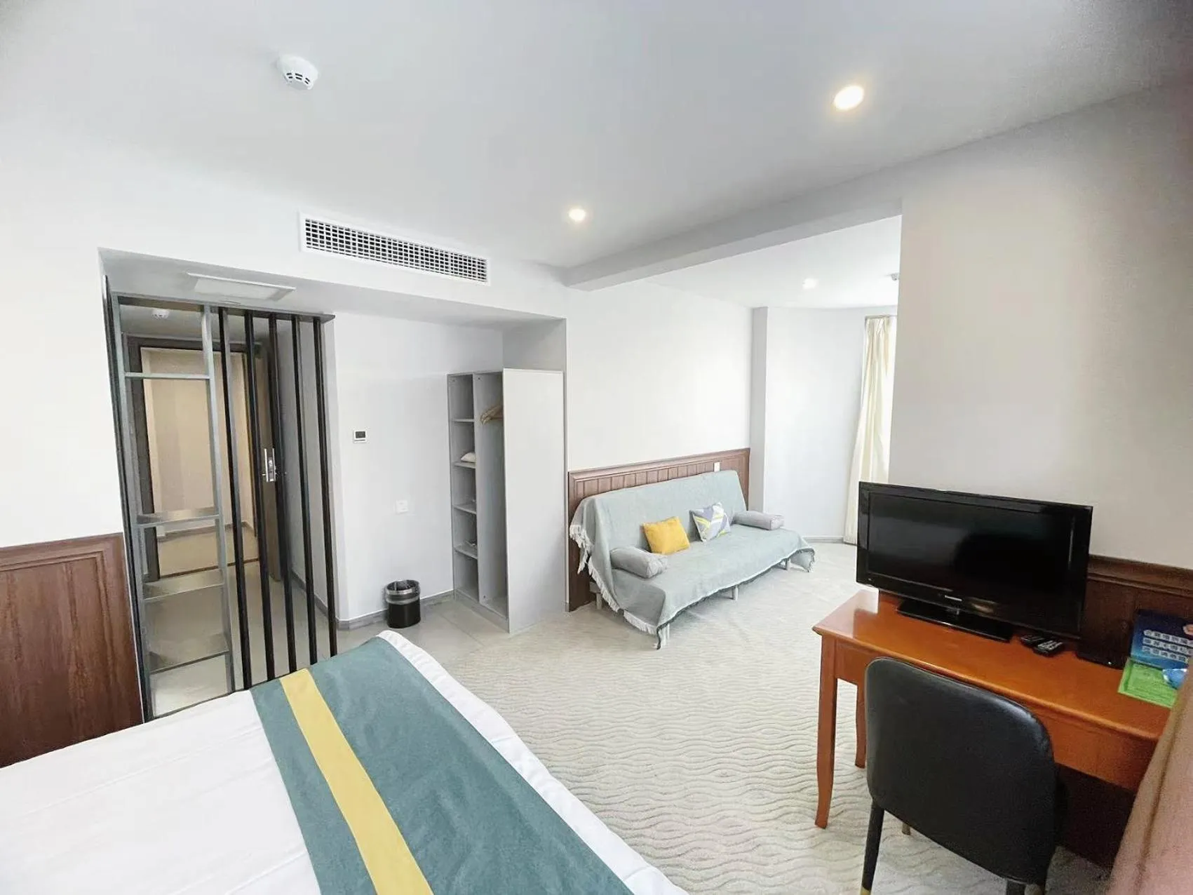 hair dresser, Bed in Beijing RJ Brown City Center Hotel Tian An Men & Forbidden City