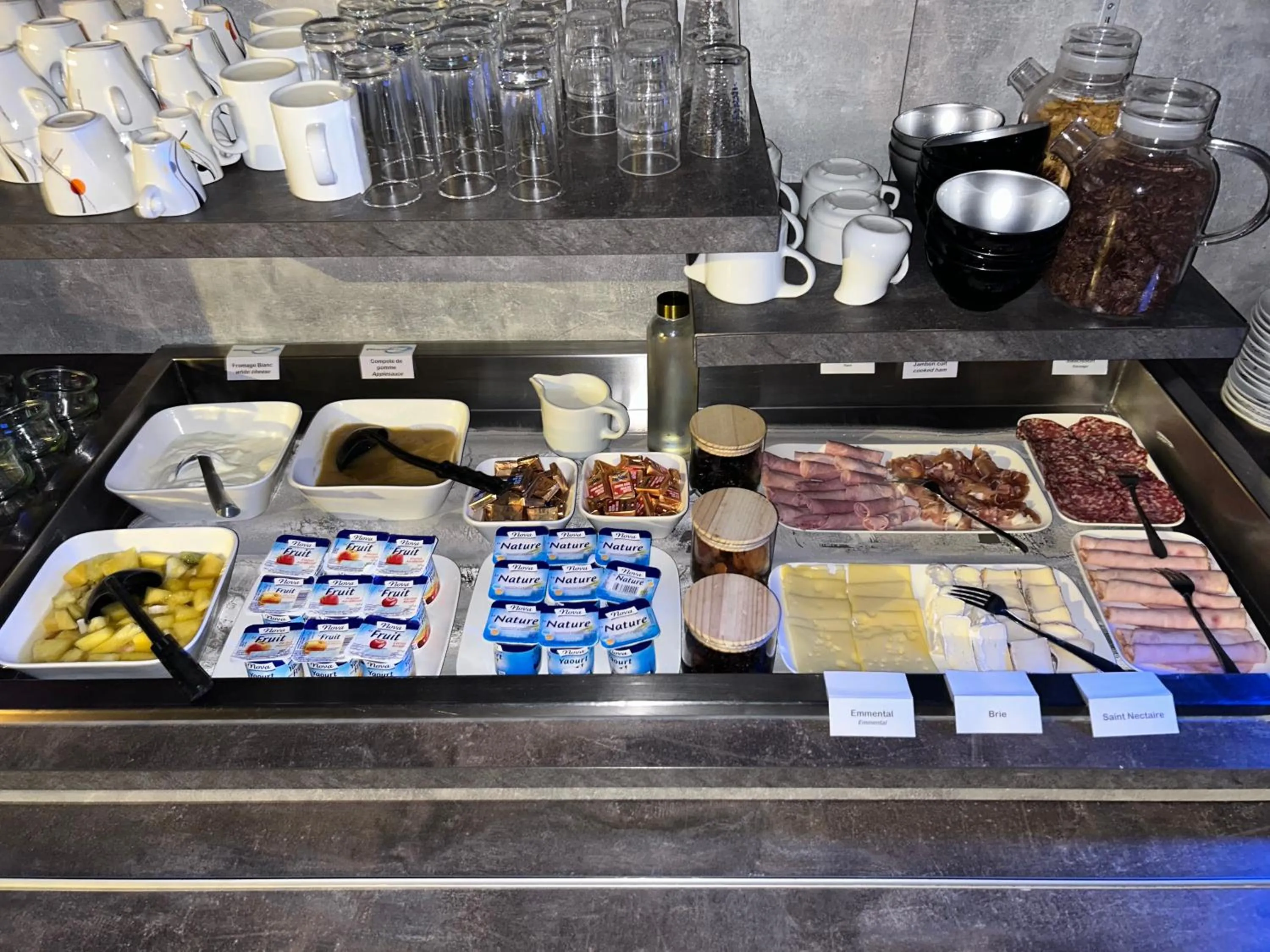 Breakfast in BRIT HOTEL CONFORT NEVERS Centre Gare