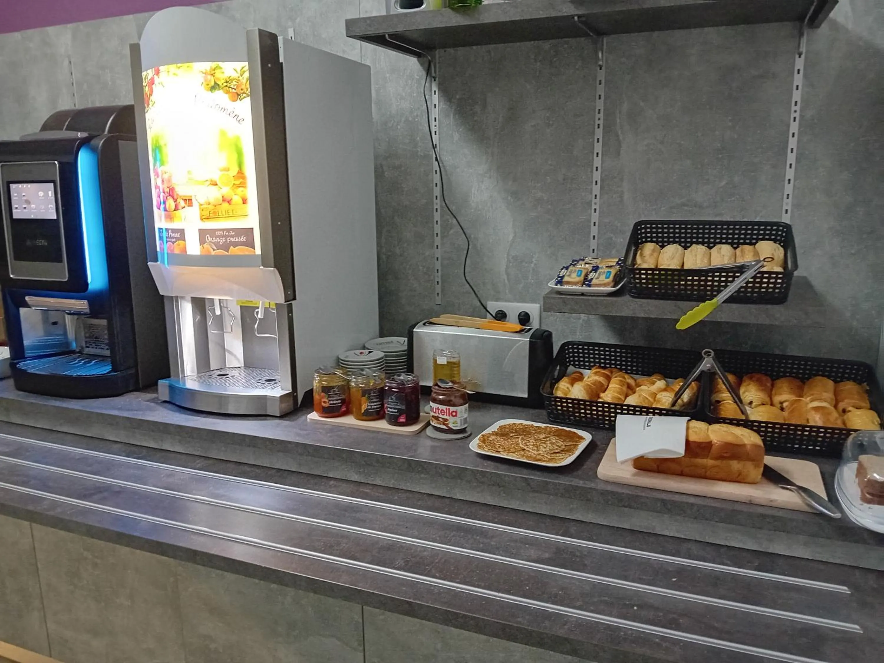 Breakfast in BRIT HOTEL CONFORT NEVERS Centre Gare