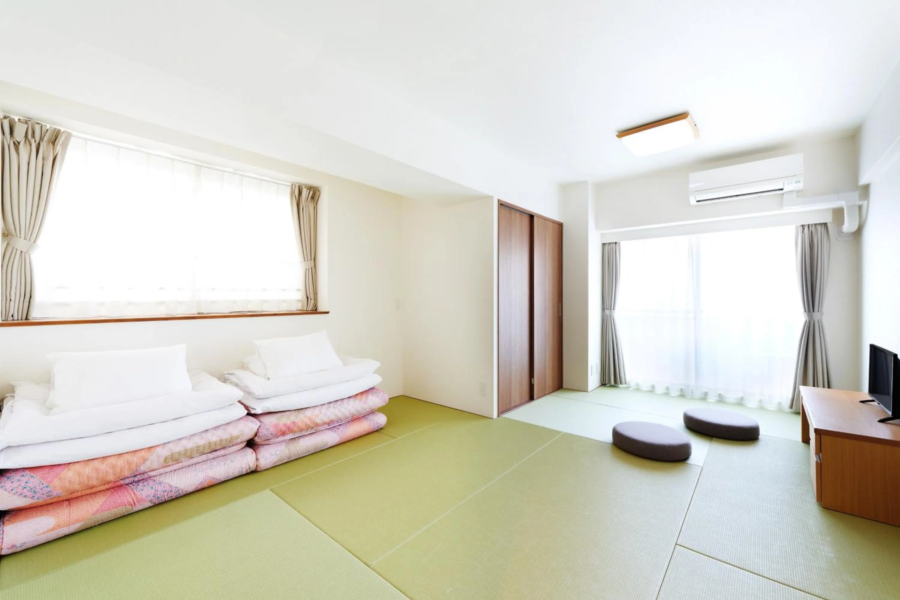 Photo of the whole room, Bed in montan HAKATA