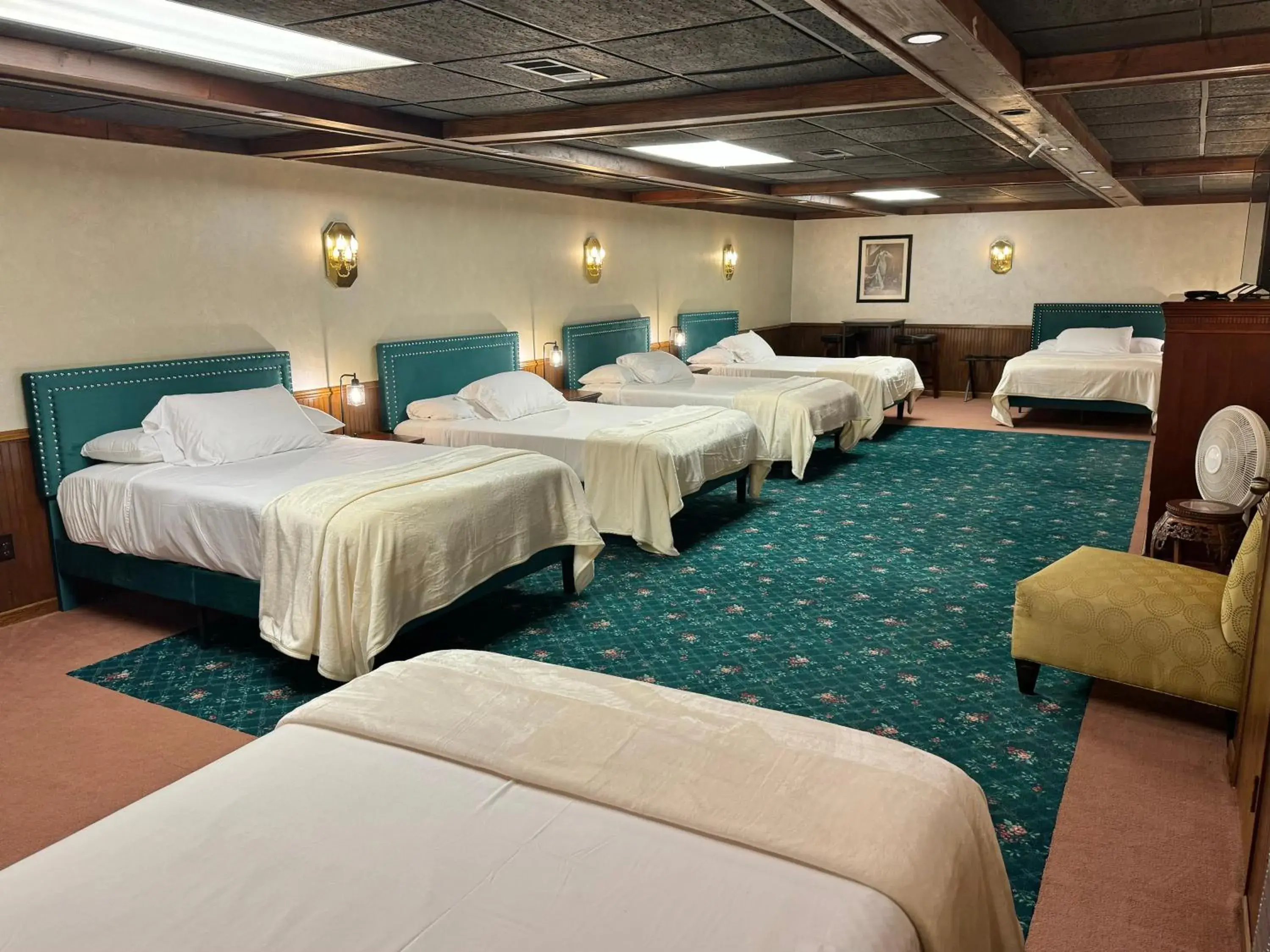 6-Bed Mixed Dormitory Room in Fenway House Hotel 6-Bed Mixed Dormitory Room in Fenway House Hotel