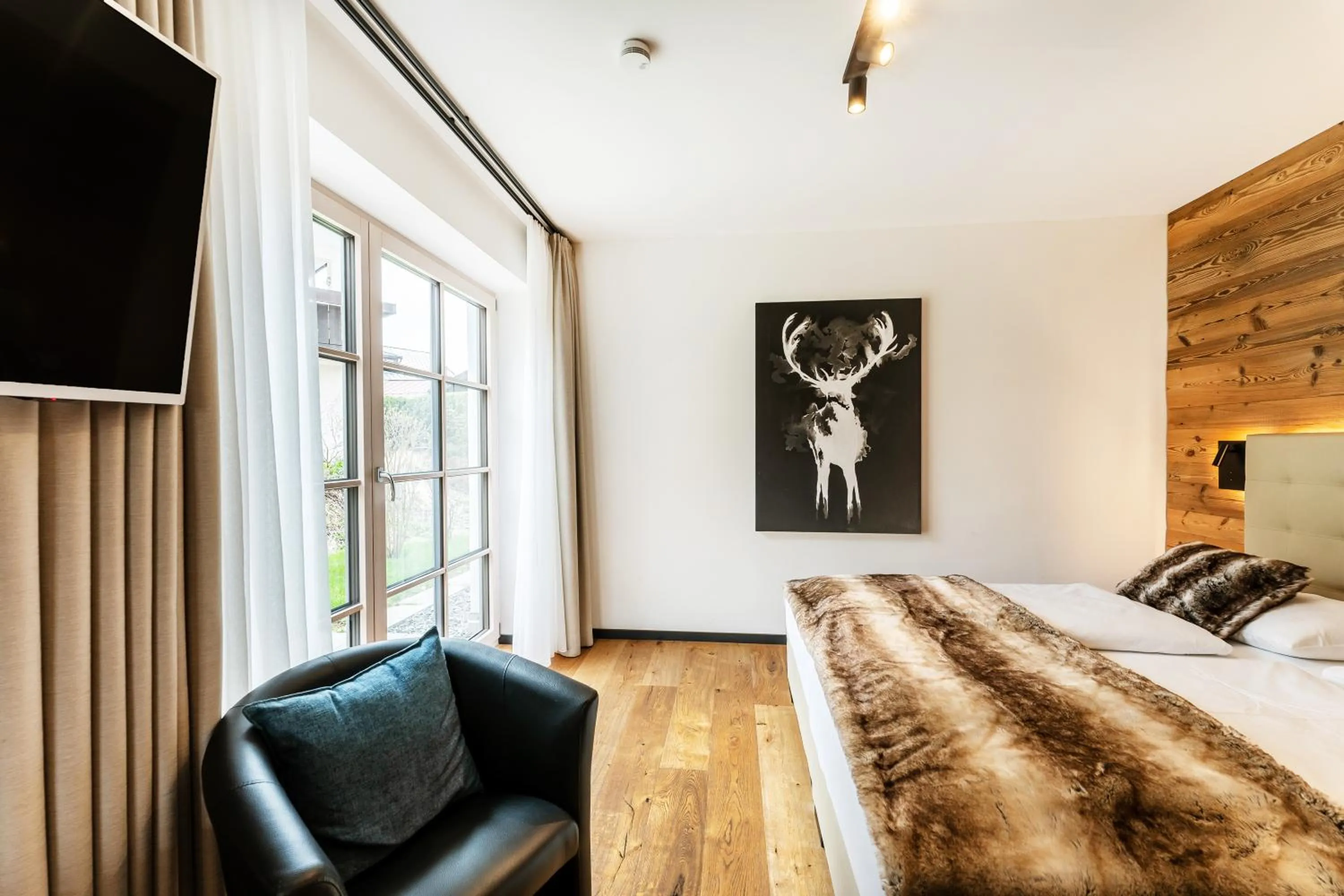 Photo of the whole room, Bed in Hotel Bayerischer Hof