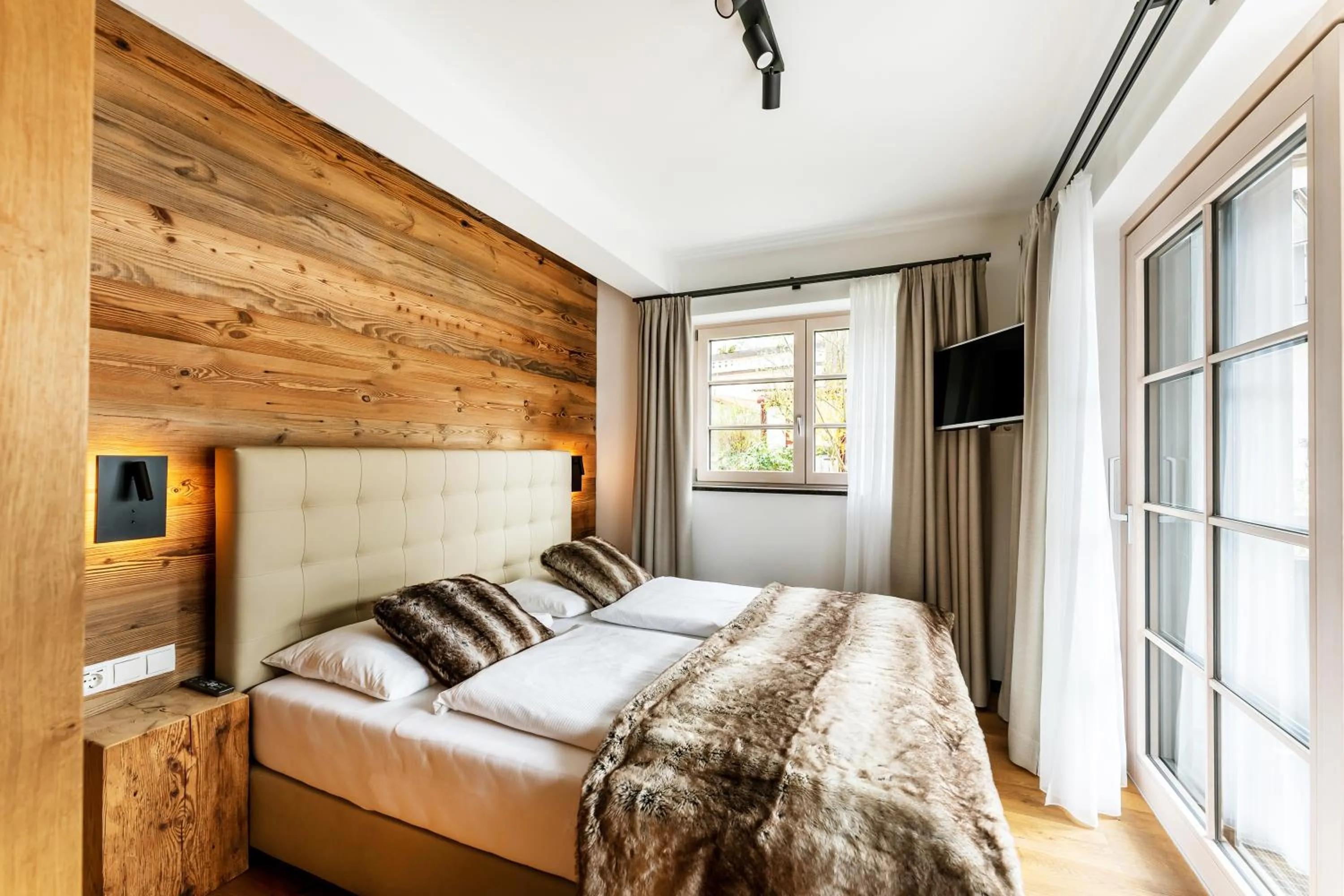 Bedroom, Bed in Hotel Bayerischer Hof