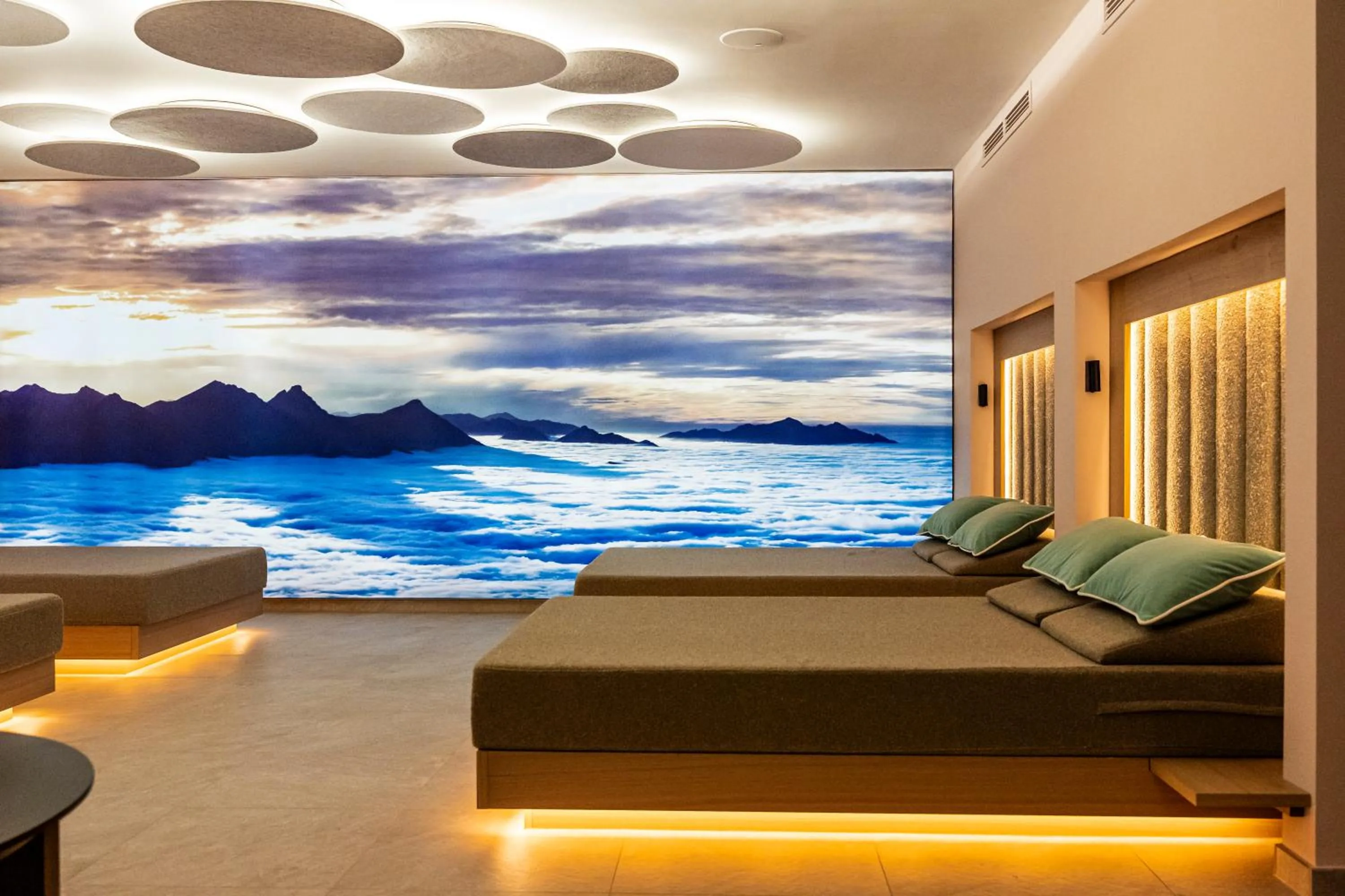 Swimming pool in Hotel Bayerischer Hof