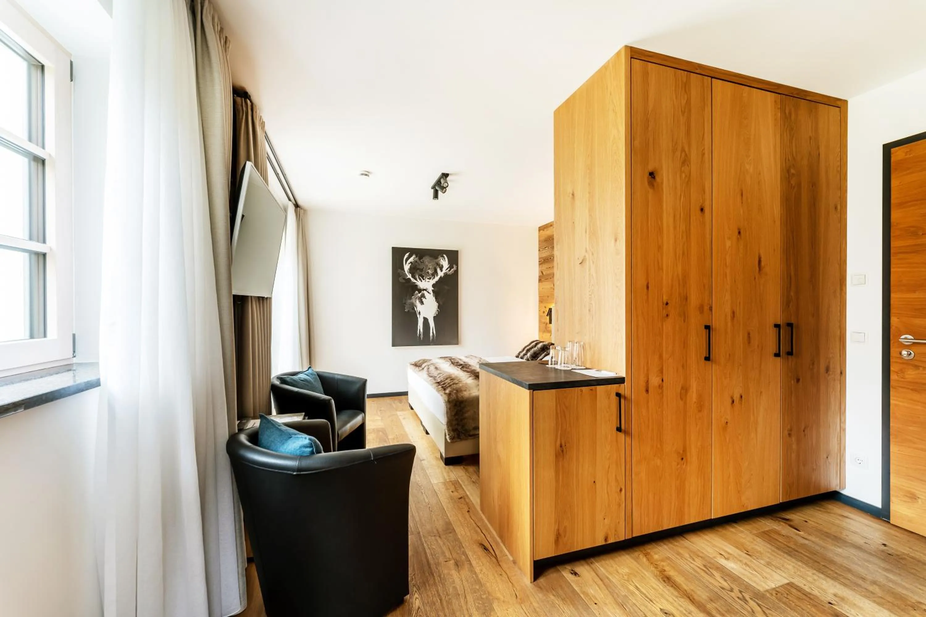 Seating area, Bed in Hotel Bayerischer Hof
