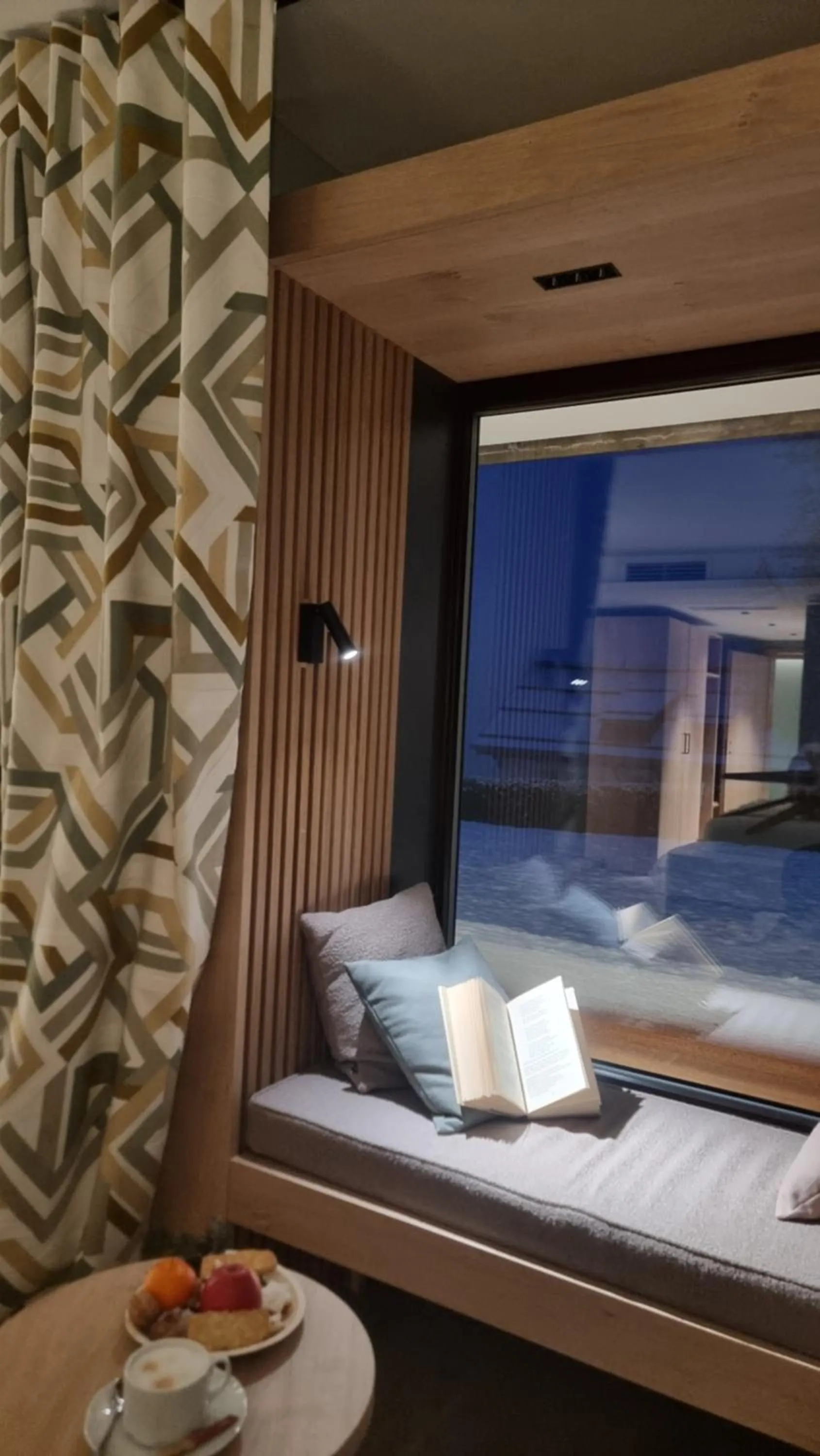 Seating area, Bed in Hotel Bayerischer Hof