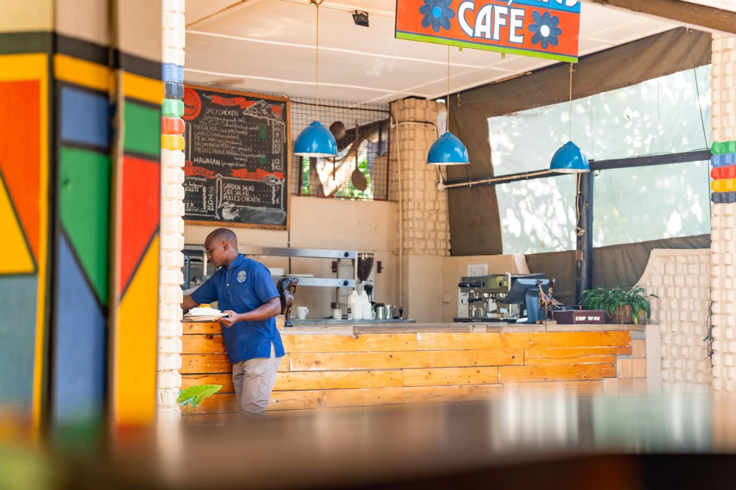 Restaurant/places to eat in Shoestrings Backpackers Lodge Vic Falls