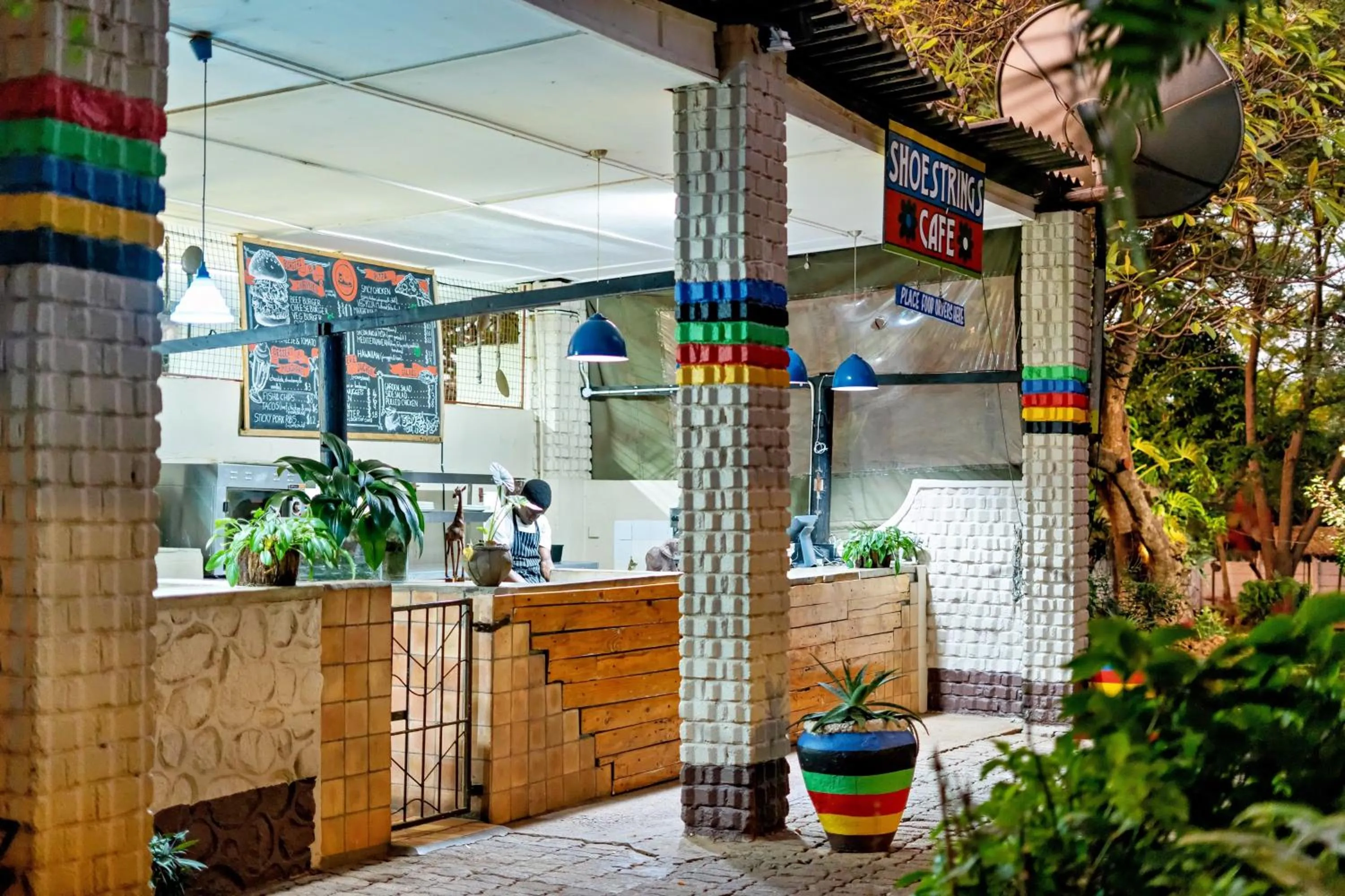 Restaurant/places to eat in Shoestrings Backpackers Lodge Vic Falls