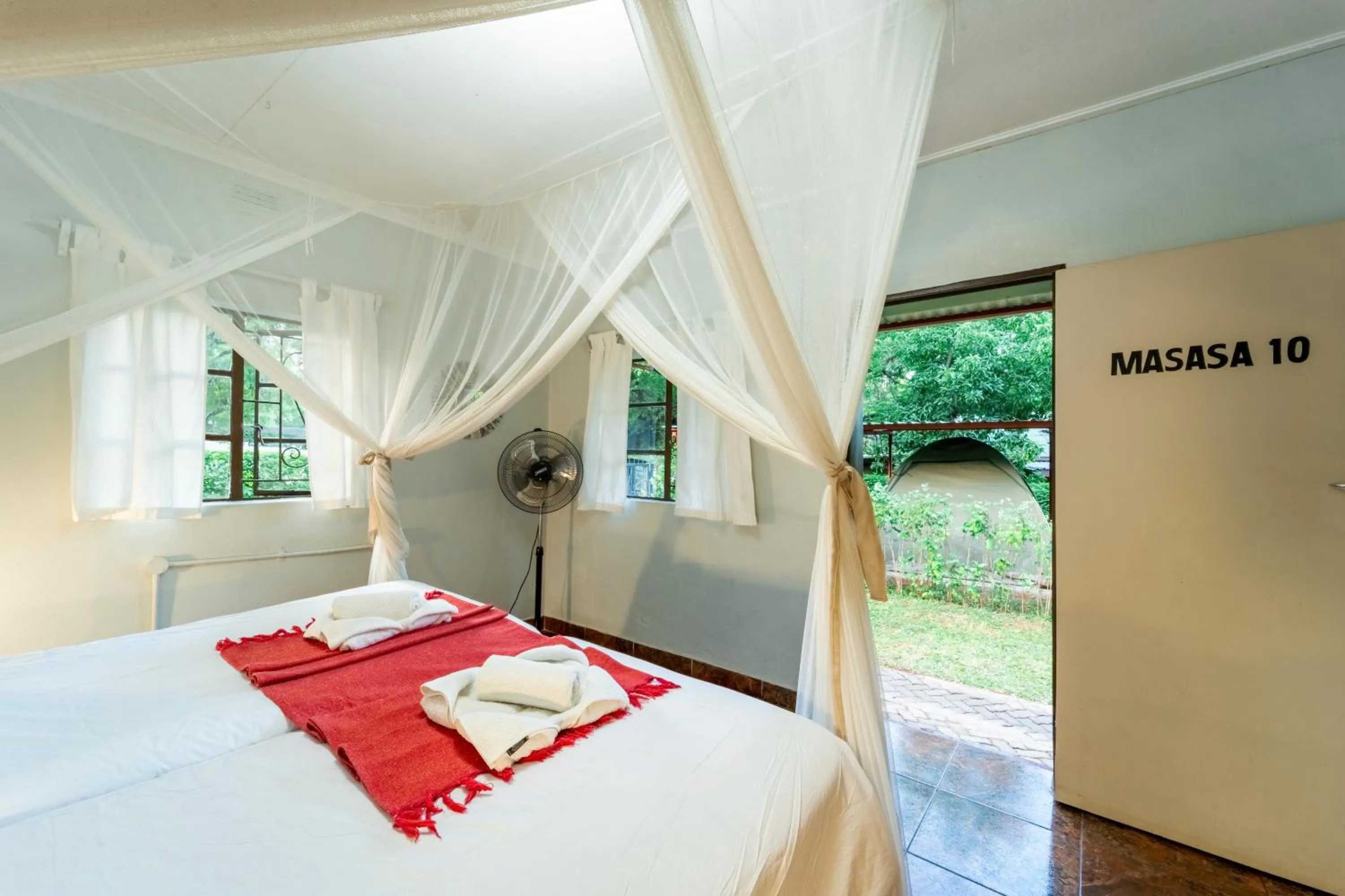 Bedroom, Bed in Shoestrings Backpackers Lodge Vic Falls