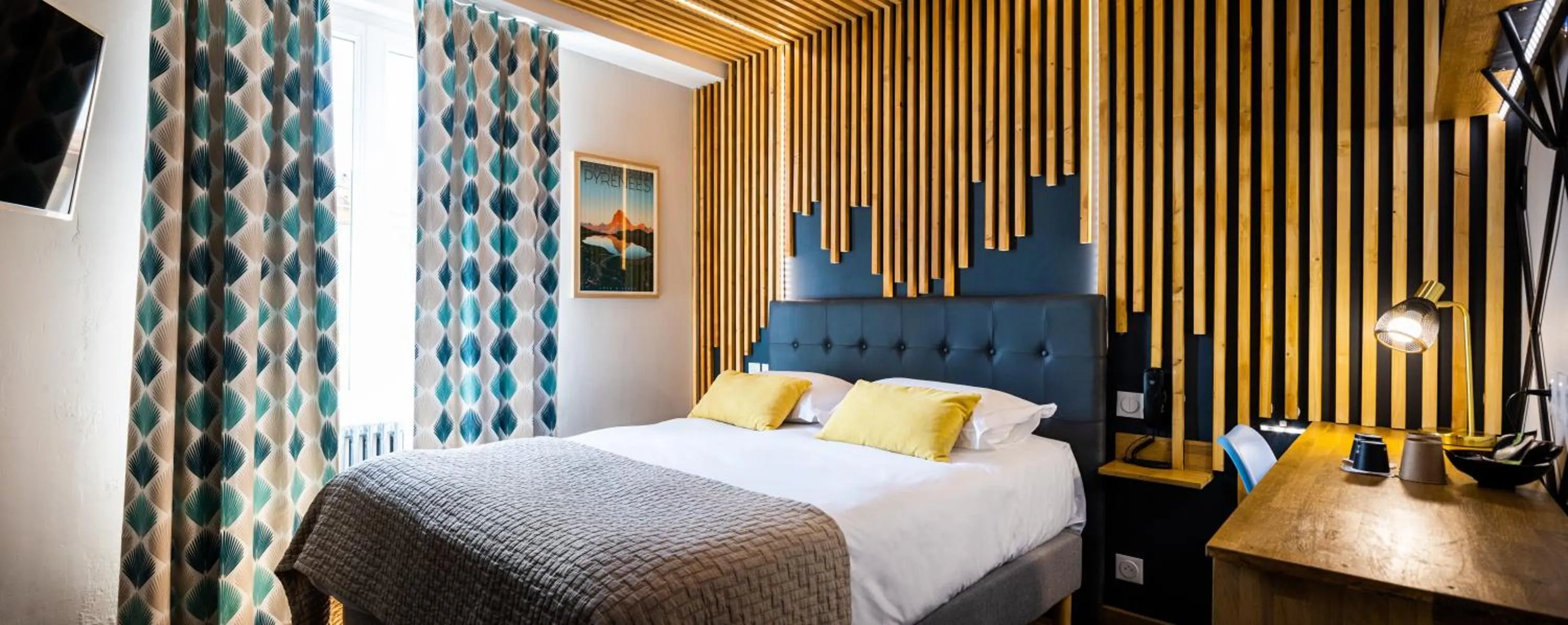 Bed in Auberge du Poids Public Logis Hotel