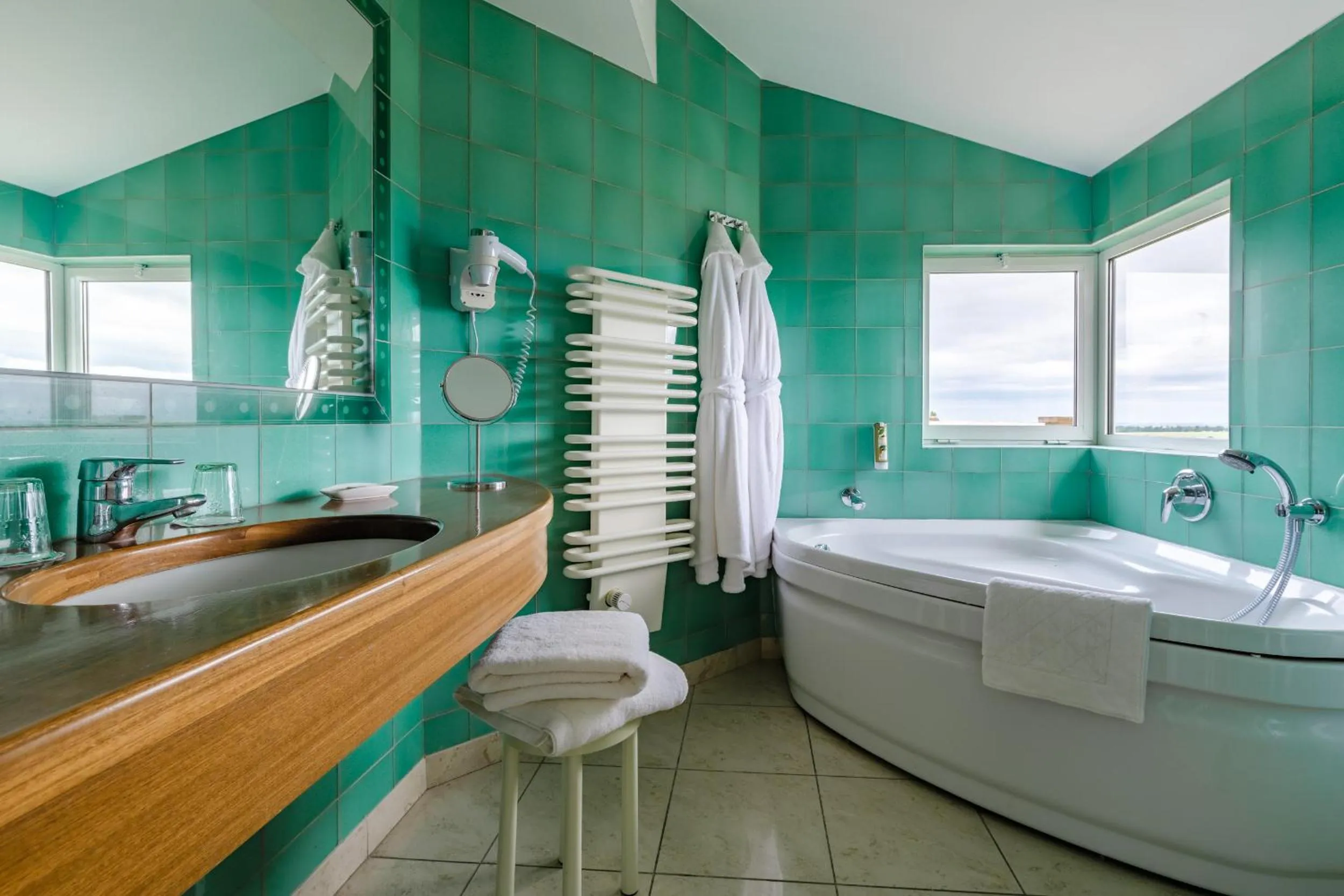 Bathroom in Auberge du Poids Public Logis Hotel