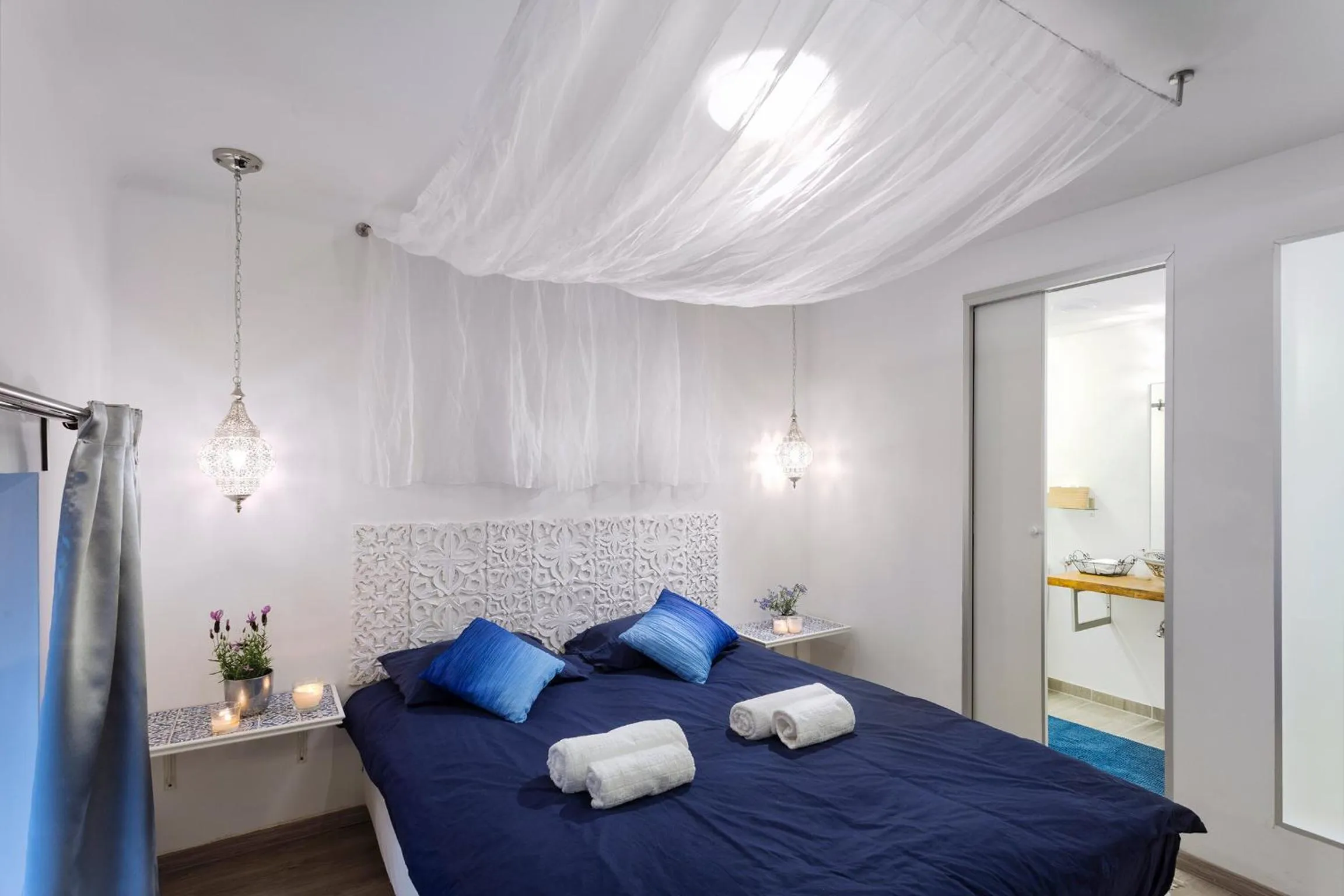 Bathroom, Bed in Suites 13 Budapest