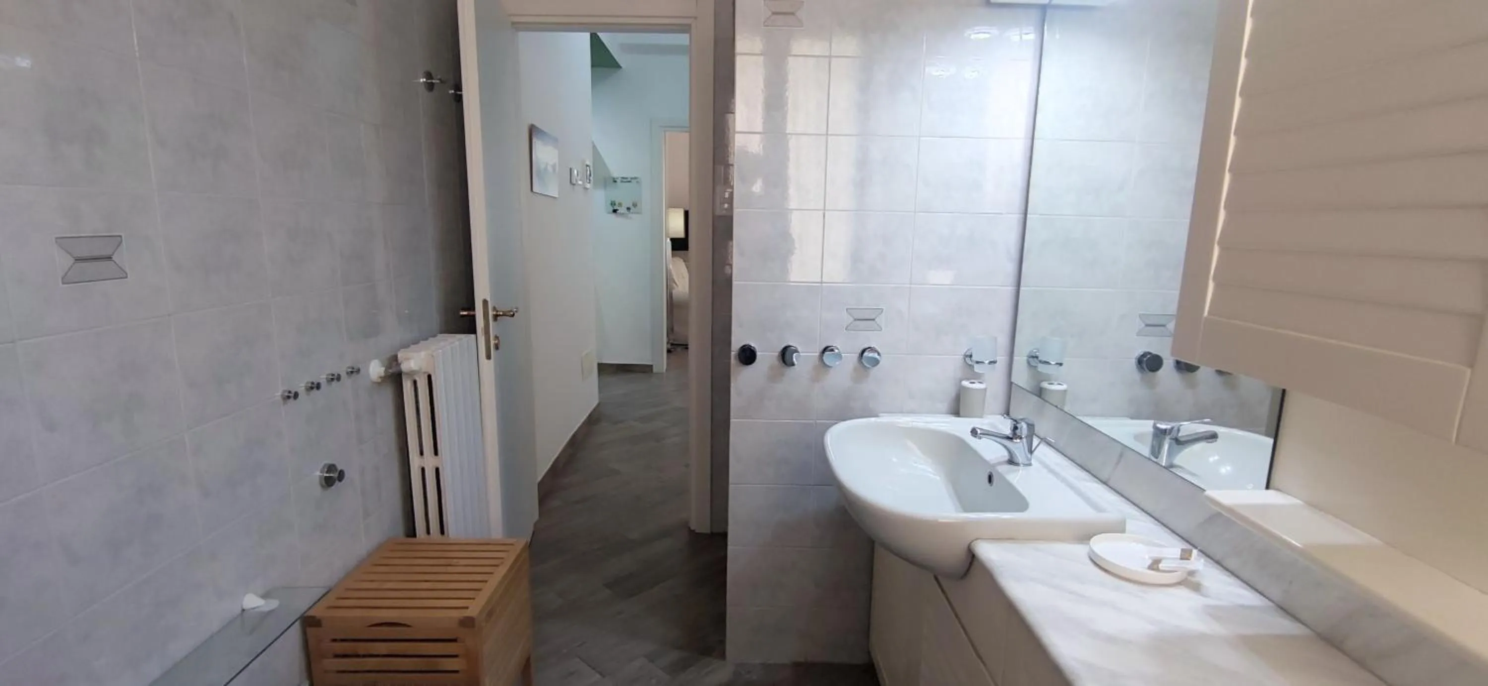 Shower in Maison Lumière