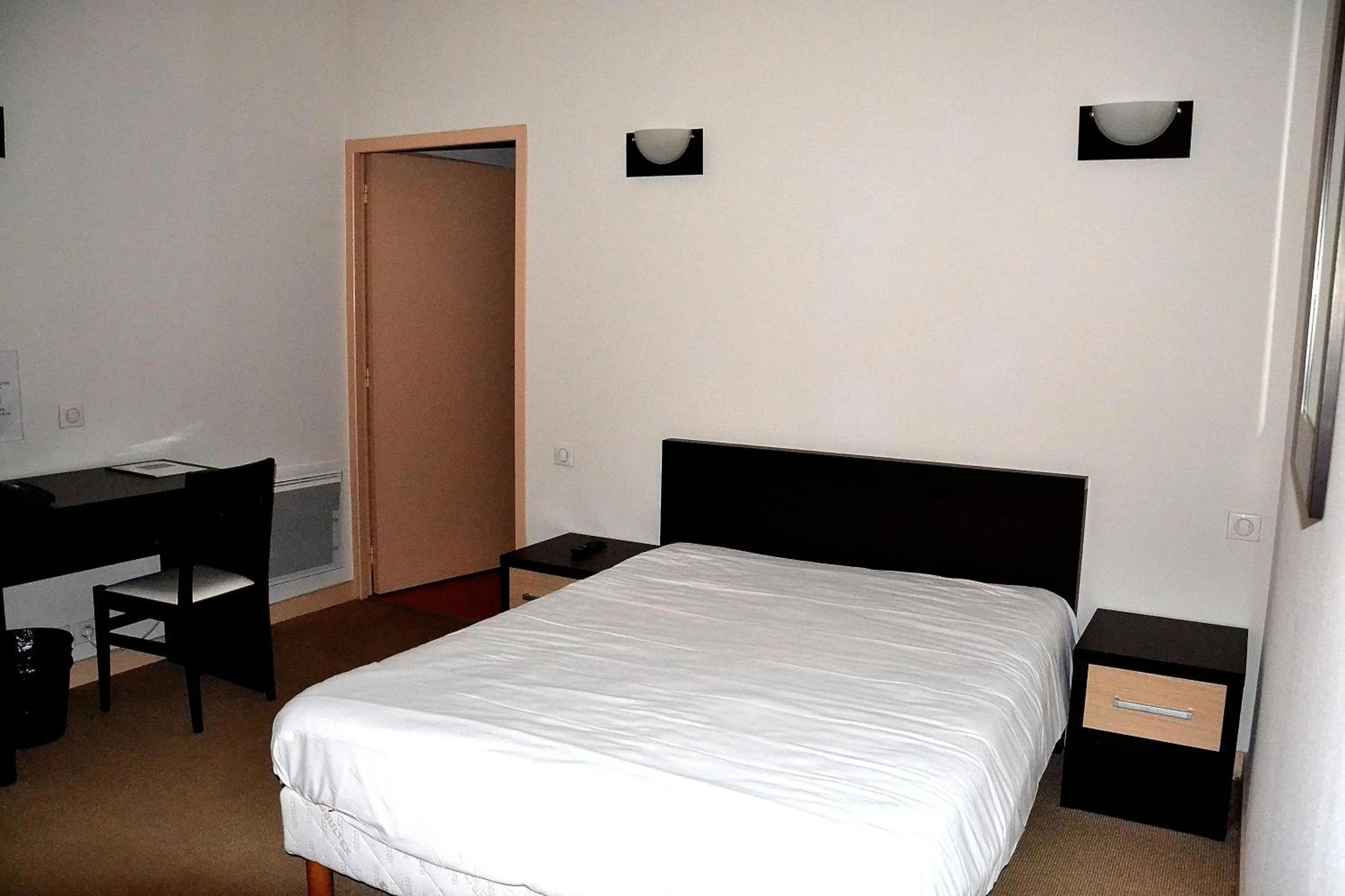 Bedroom, TV/Entertainment Center in Hotel Les Bénédictins