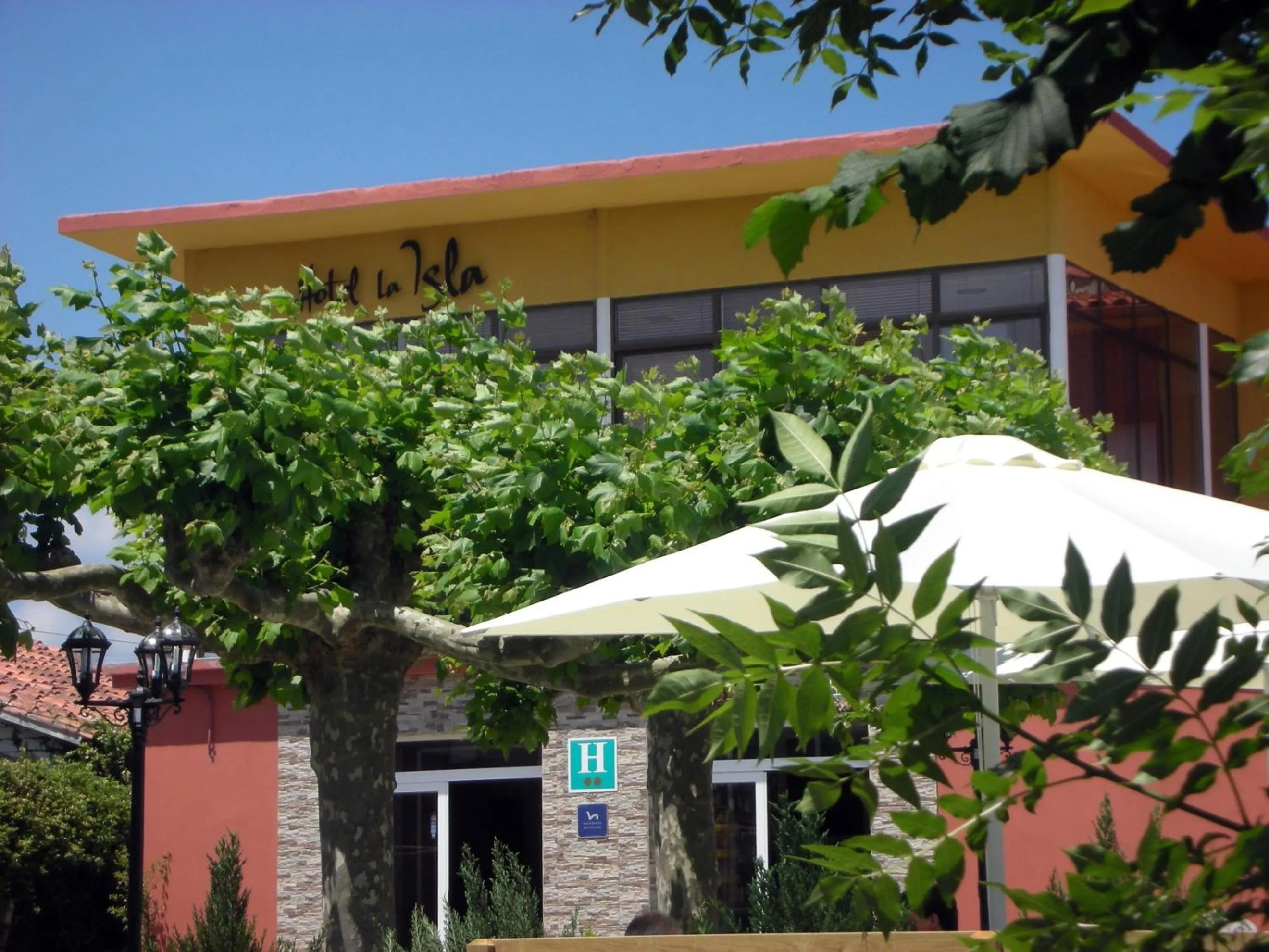 Property building in Hotel La Isla