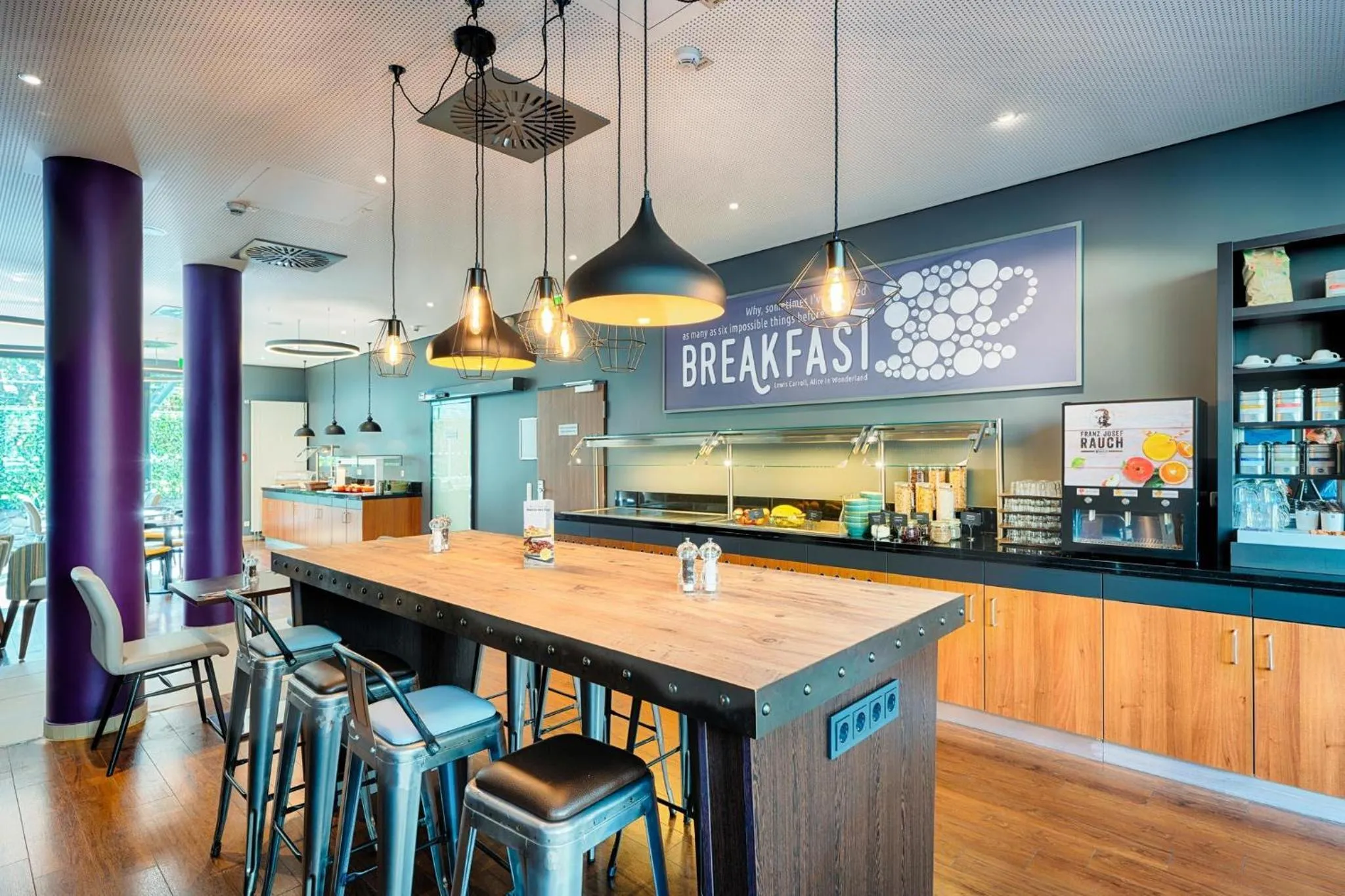 Lounge or bar in Premier Inn Frankfurt City Europaviertel