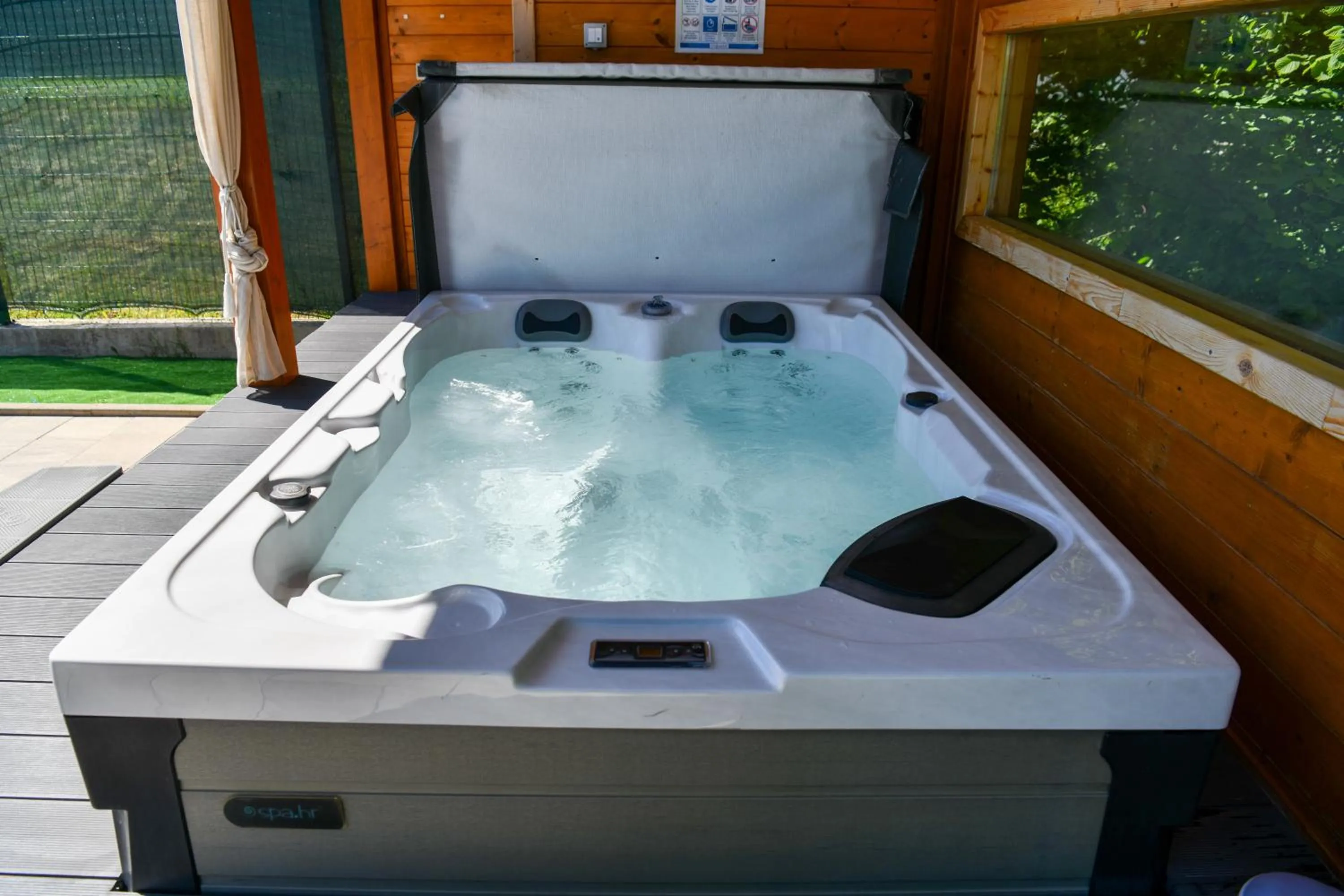 Hot Tub in Pansion Villa Cancar
