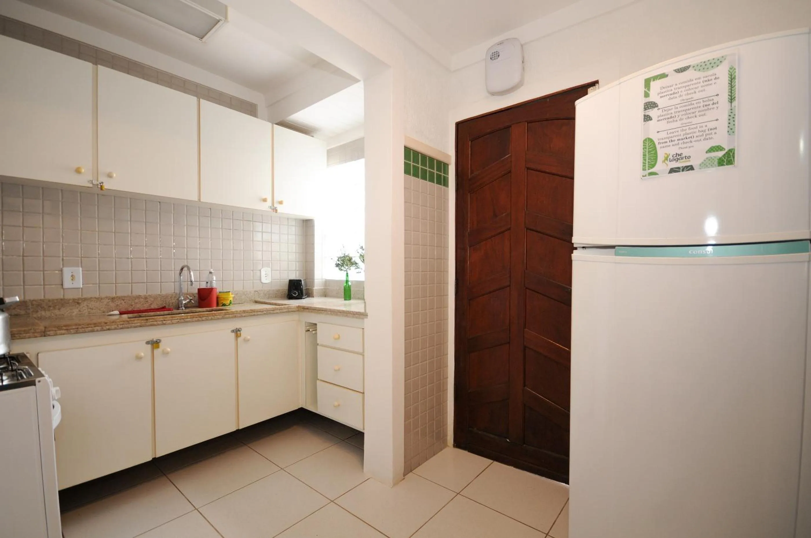 Communal kitchen in Che Lagarto Hostel Búzios