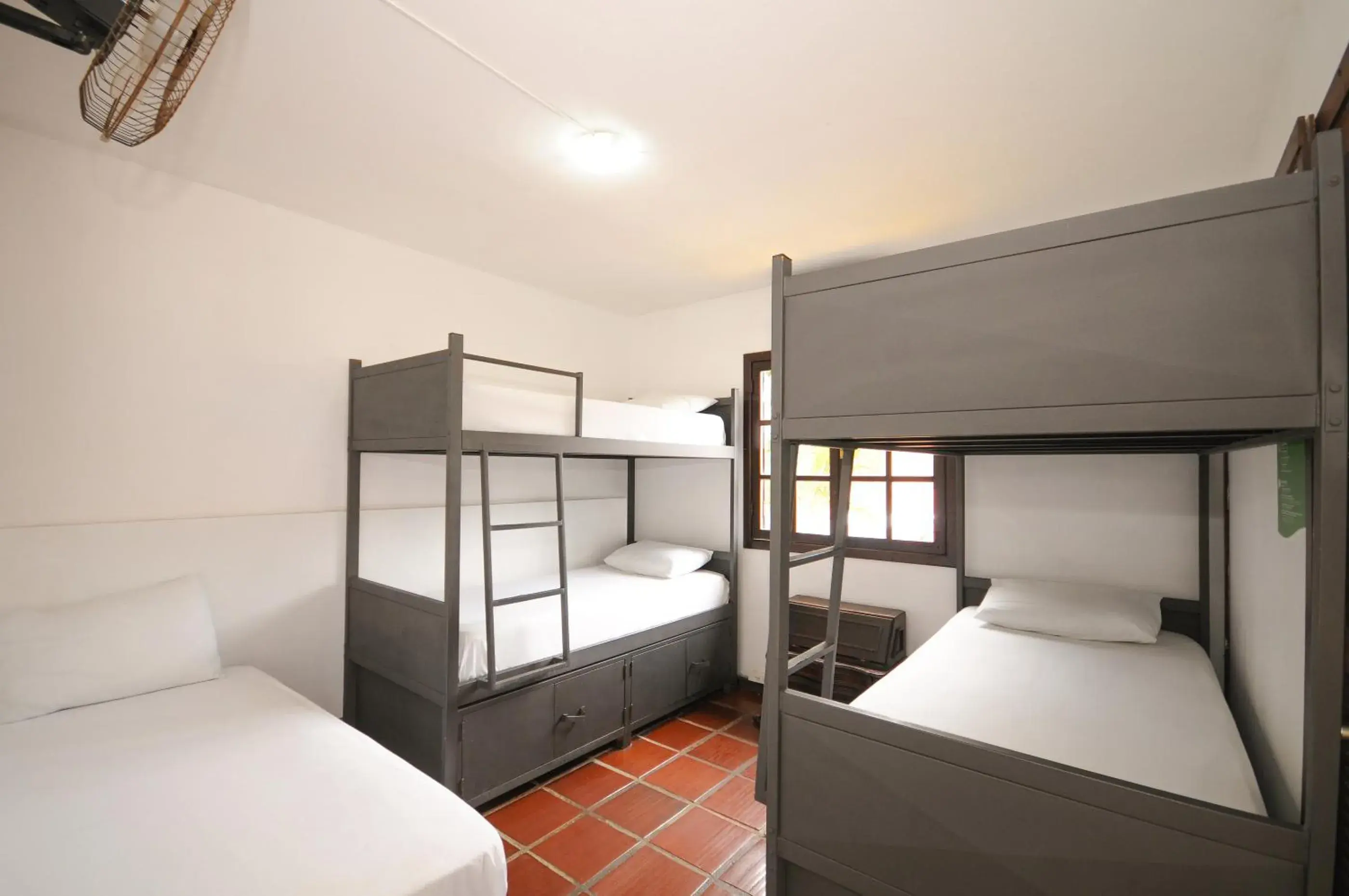 Bed in 6-Bed Mixed Dormitory Room in Che Lagarto Hostel Búzios Bed in 6-Bed Mixed Dormitory Room in Che Lagarto Hostel Búzios