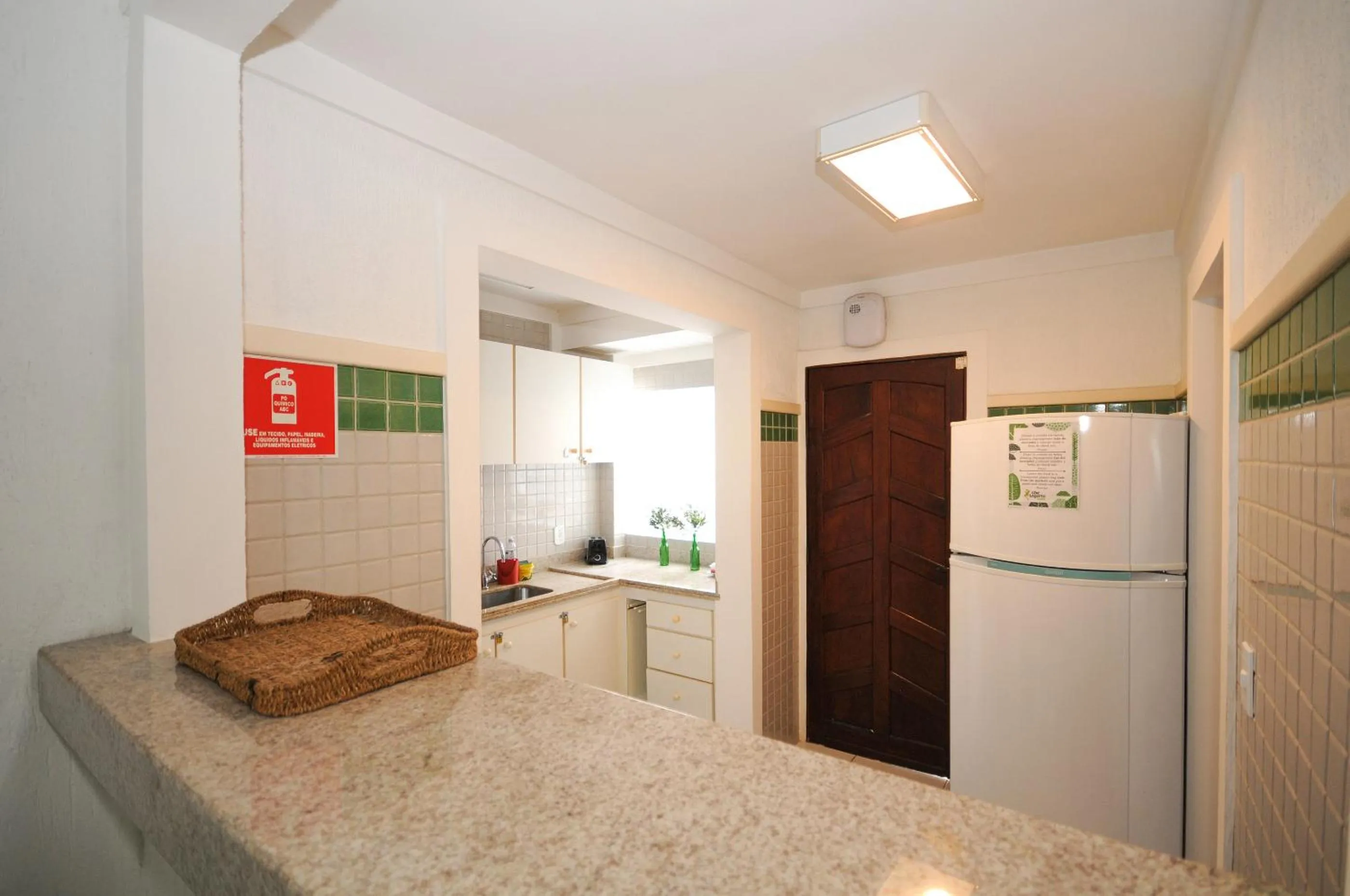 Communal kitchen in Che Lagarto Hostel Búzios