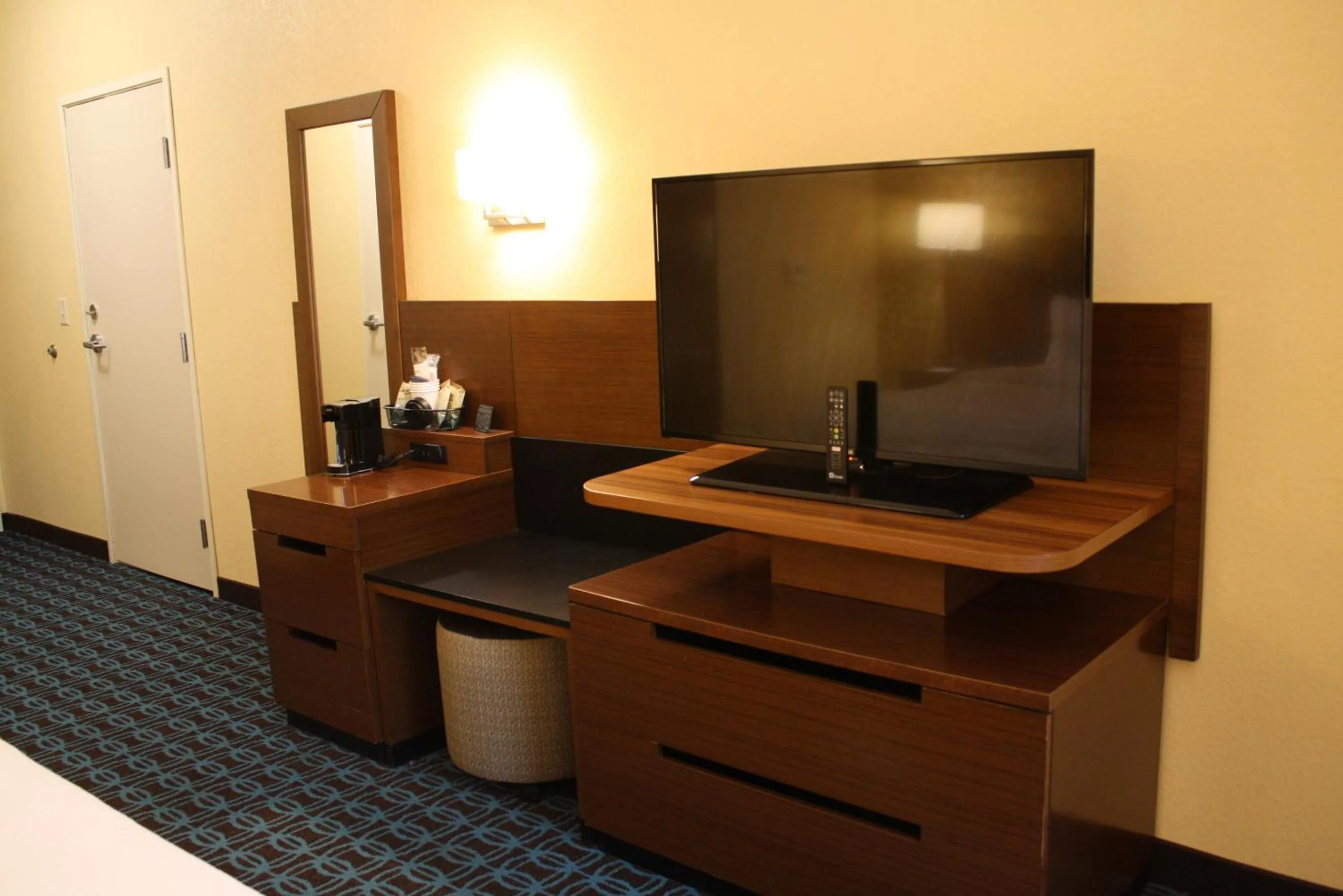 TV and multimedia in Fairfield Inn & Suites by Marriott Detroit Lakes
