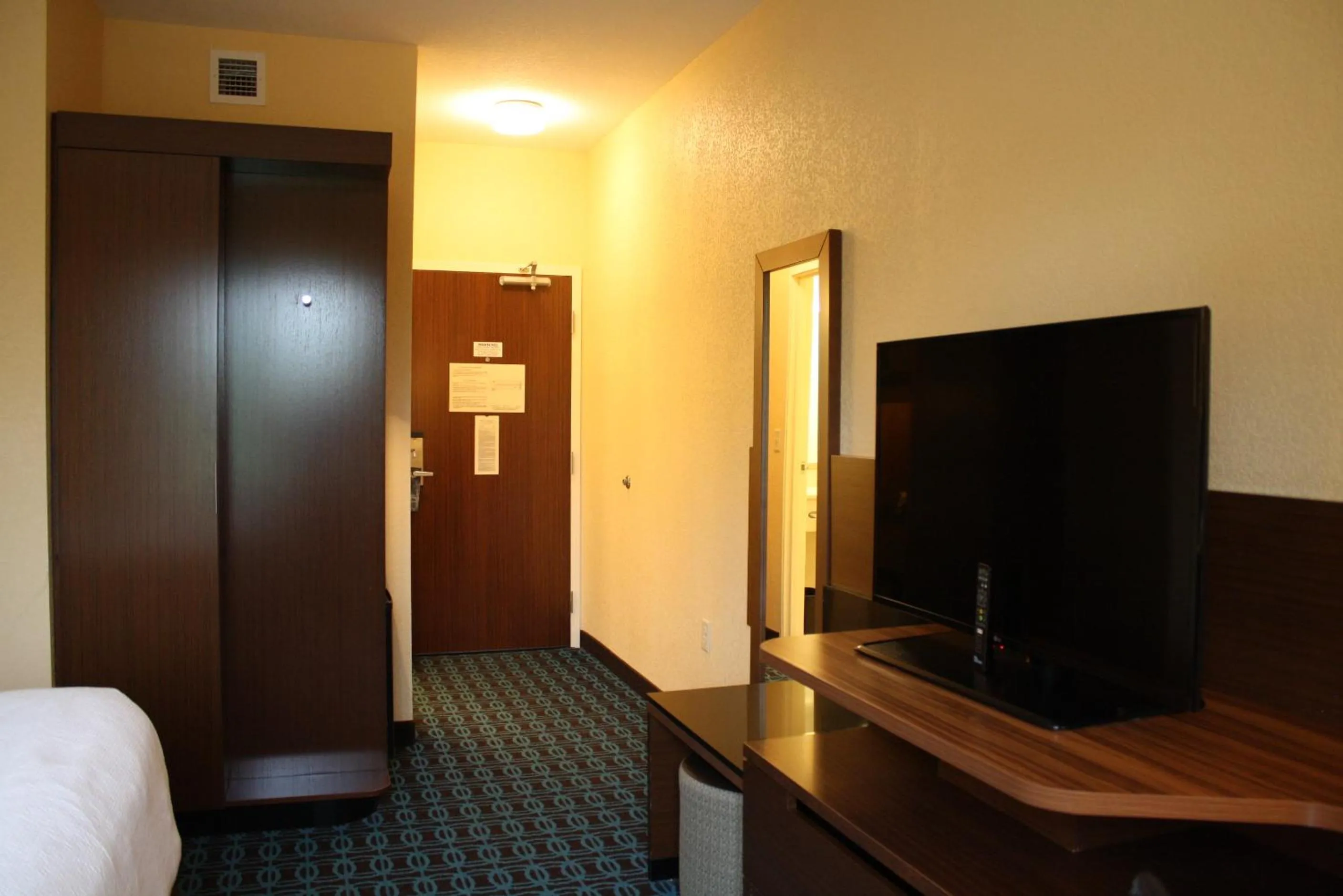 TV and multimedia in Fairfield Inn & Suites by Marriott Detroit Lakes