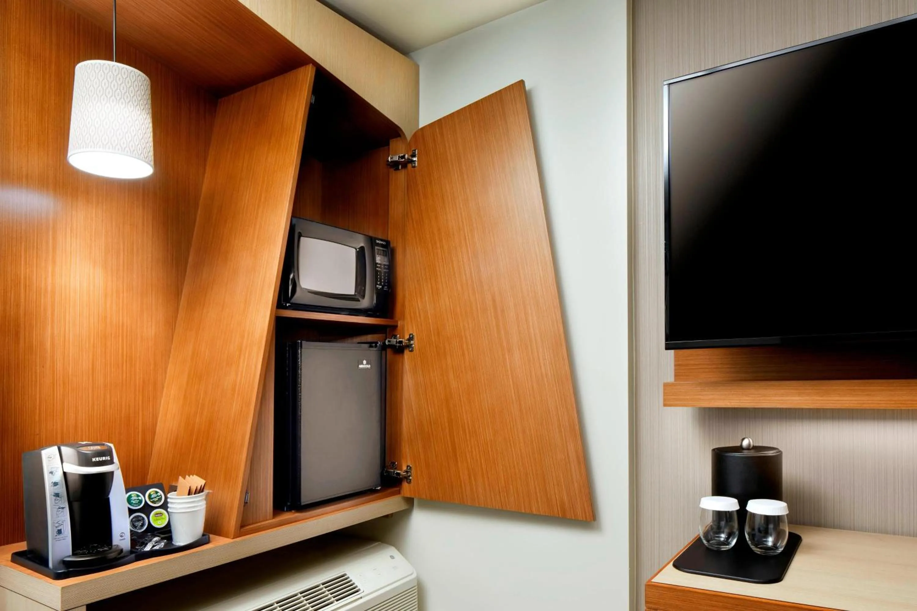 Photo of the whole room in Courtyard by Marriott Houston Intercontinental Airport