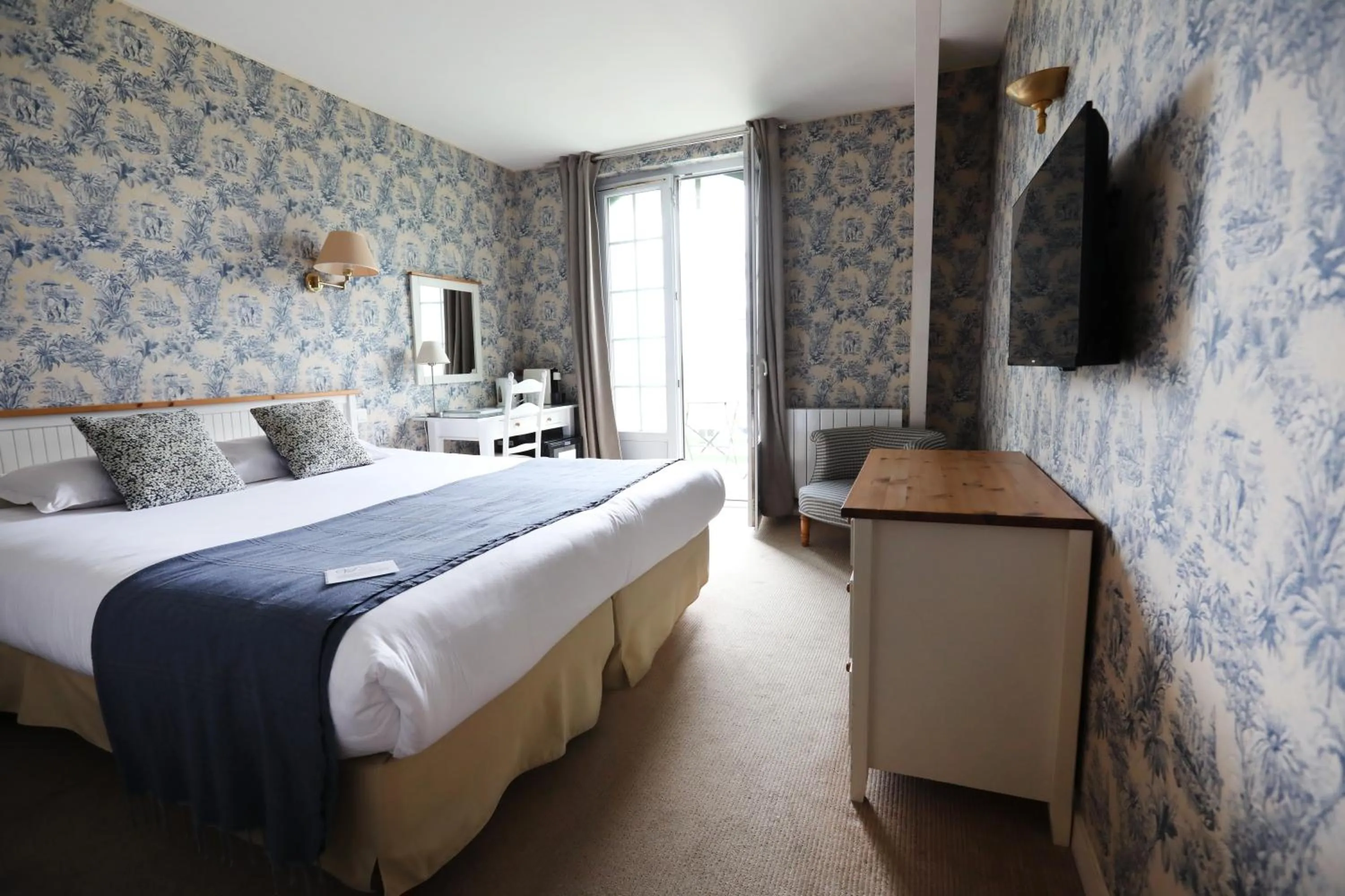 Bedroom, Bed in Hôtel Villa Flornoy Pornichet Baie de la Baule