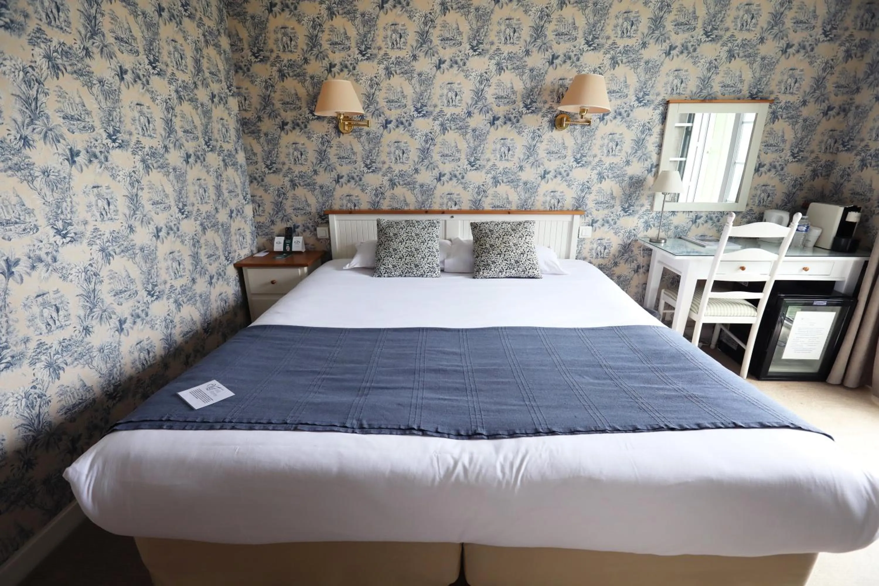 Bedroom, Bed in Hôtel Villa Flornoy Pornichet Baie de la Baule