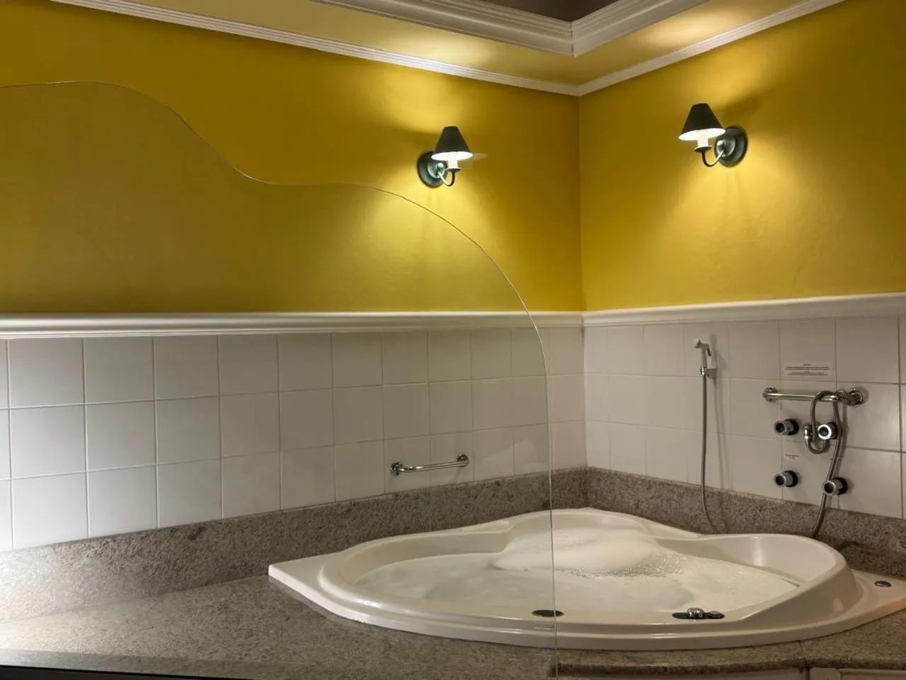 Hot Tub in Hotel Pousada Le Chateau