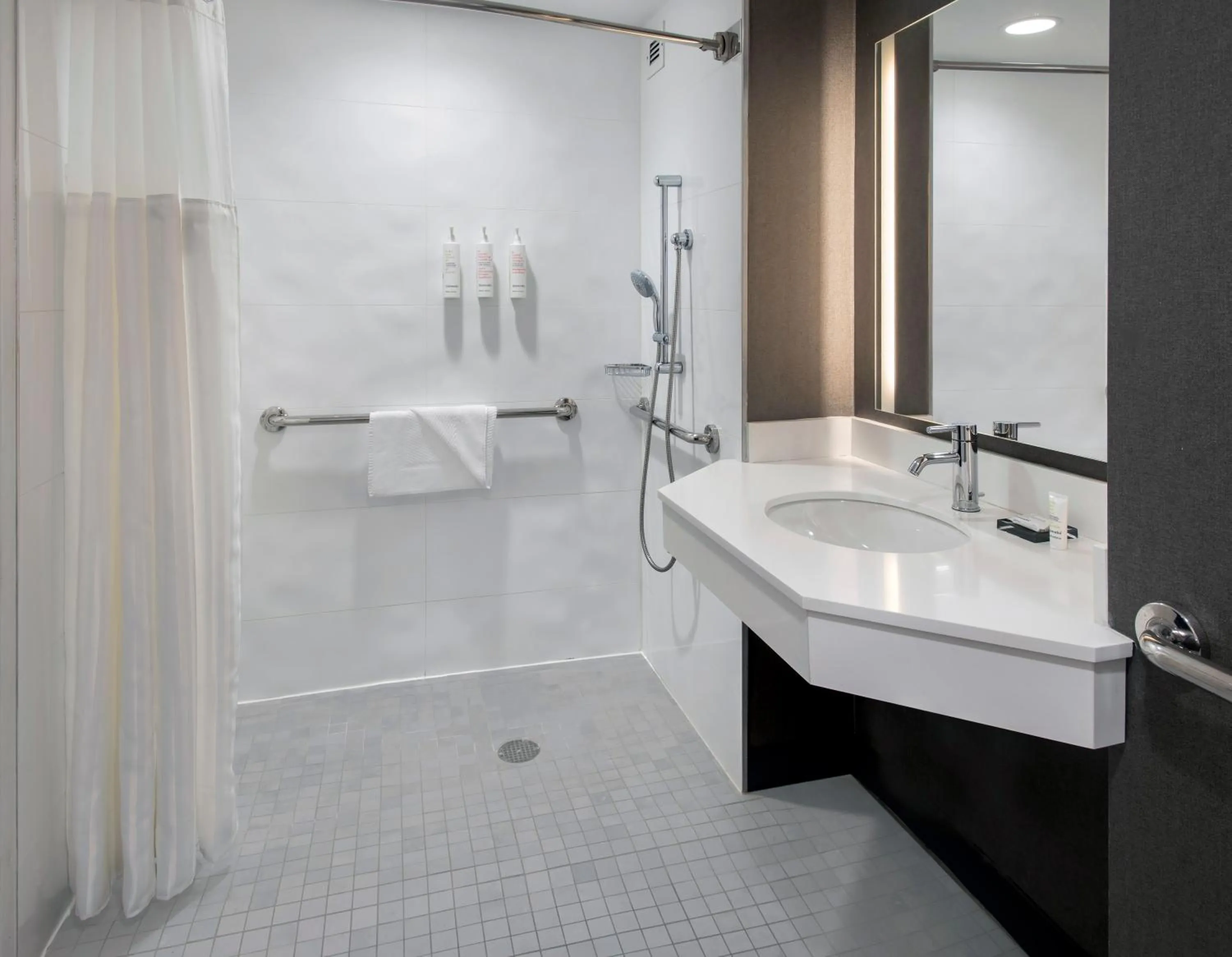 Shower in New York Marriott at the Brooklyn Bridge