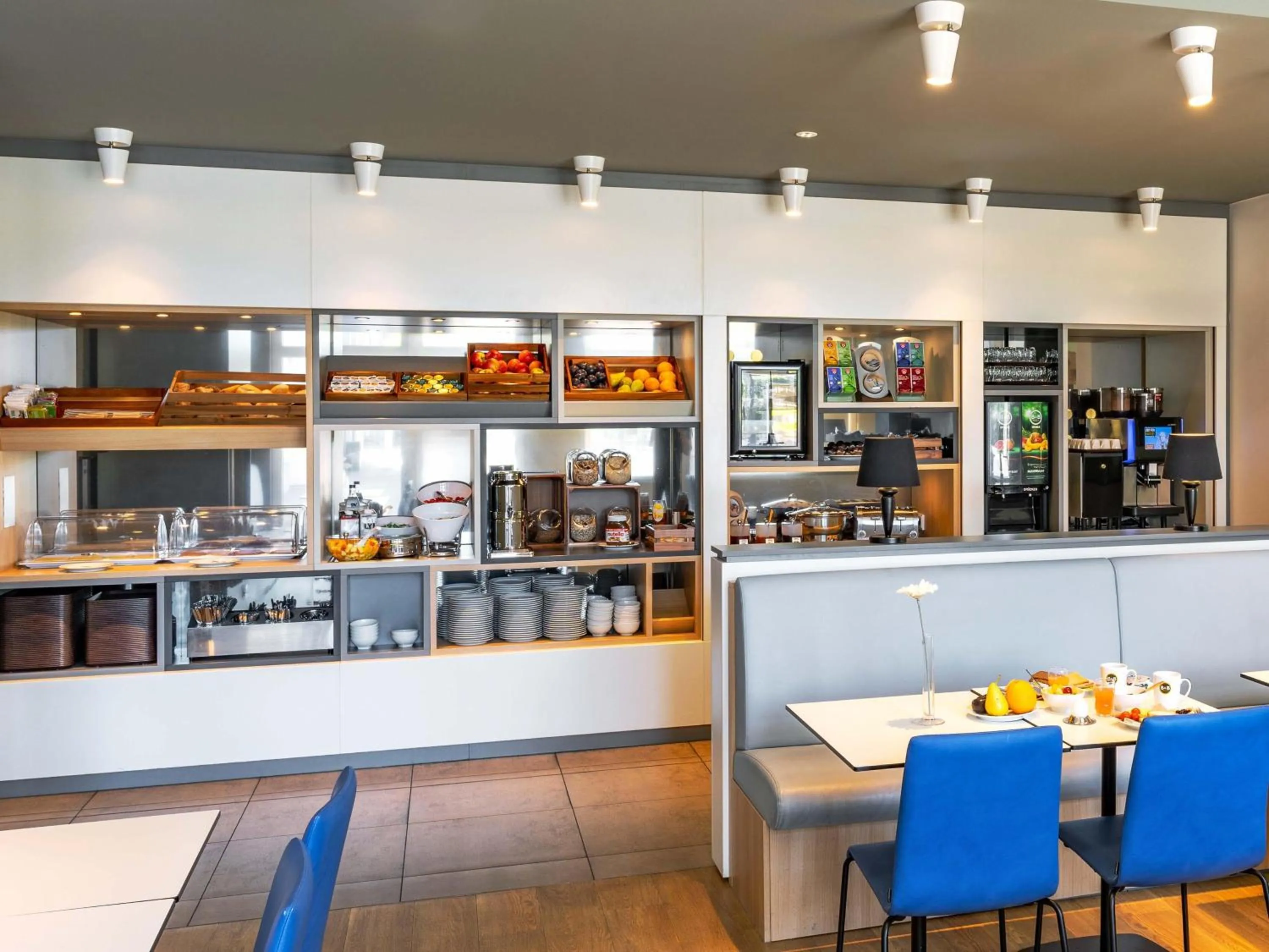 Lounge or bar in B&B Hotel Braunschweig-City