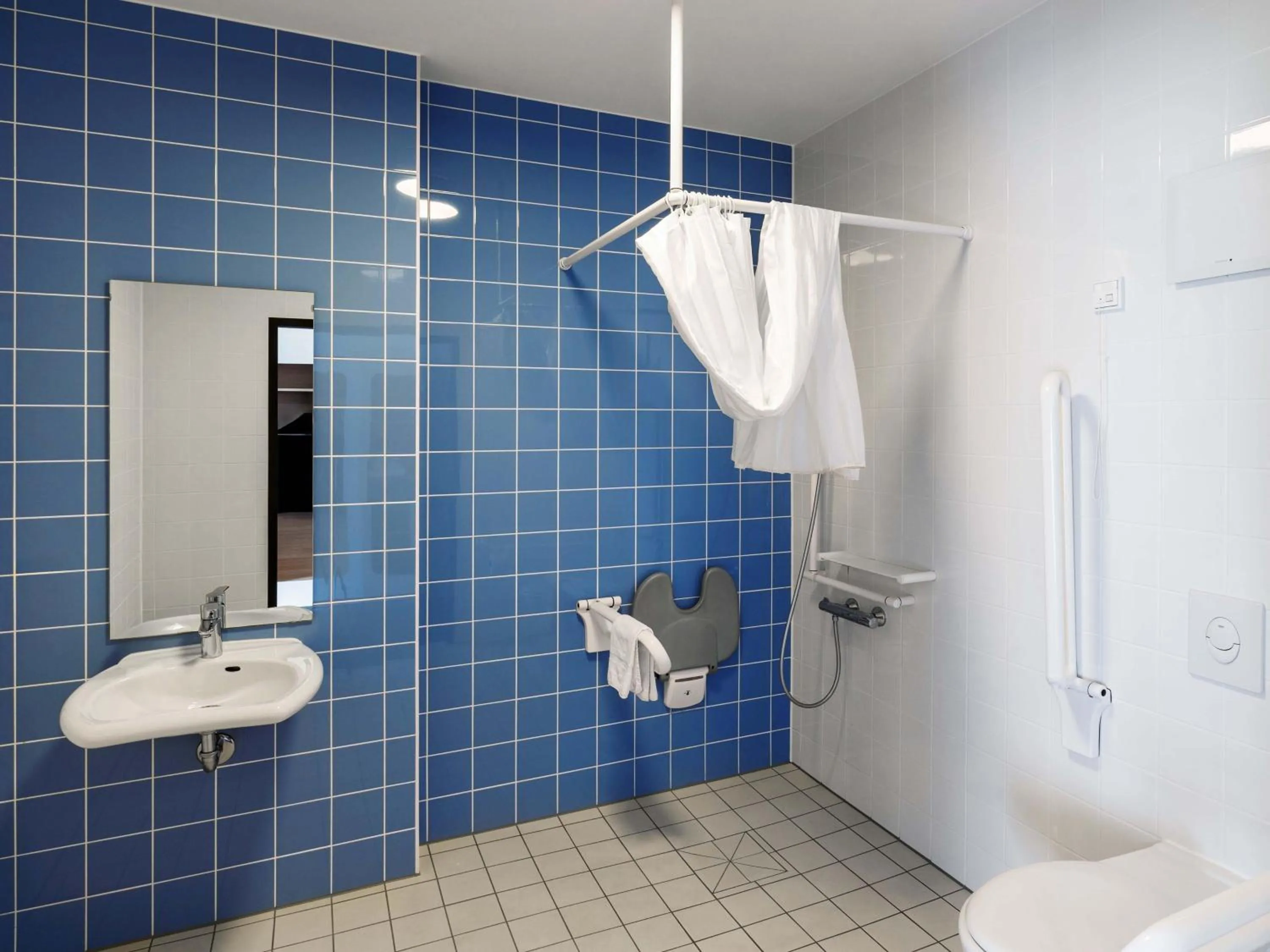 Shower in B&B Hotel Braunschweig-City
