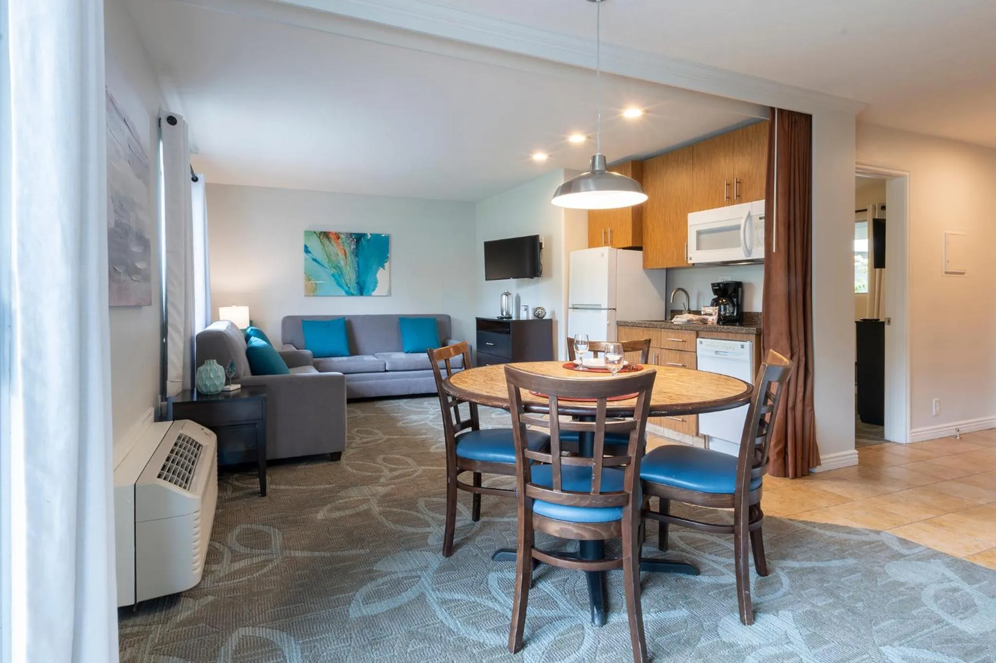 Dining area in San Clemente Inn