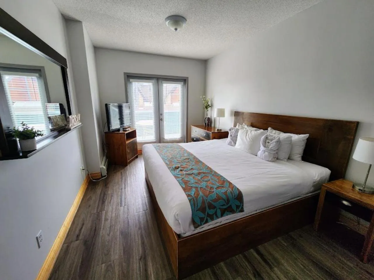 Bedroom, Bed in Sunset Resorts Canmore and Spa