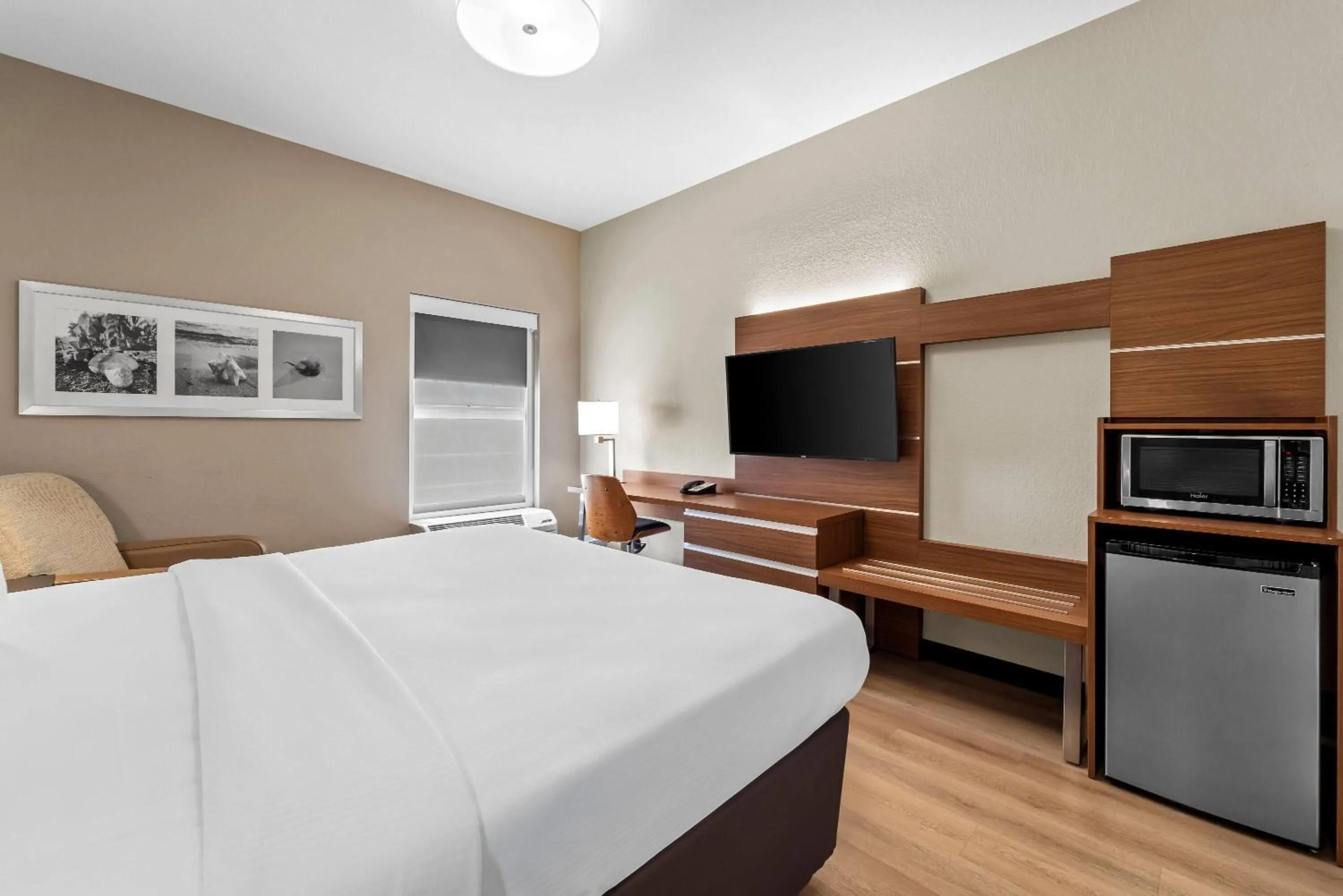 Bed in Days Inn & Suites by Wyndham Fort Myers Near JetBlue Park