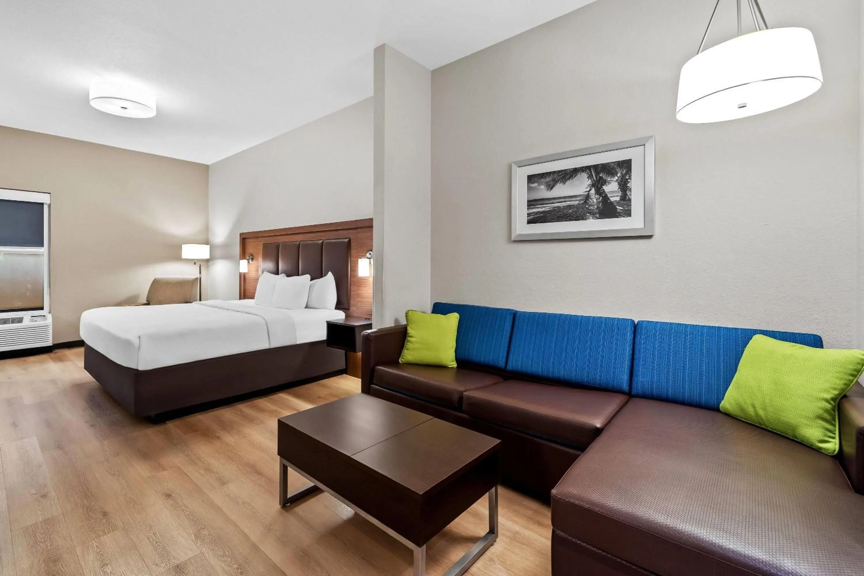 Bed in Days Inn & Suites by Wyndham Fort Myers Near JetBlue Park