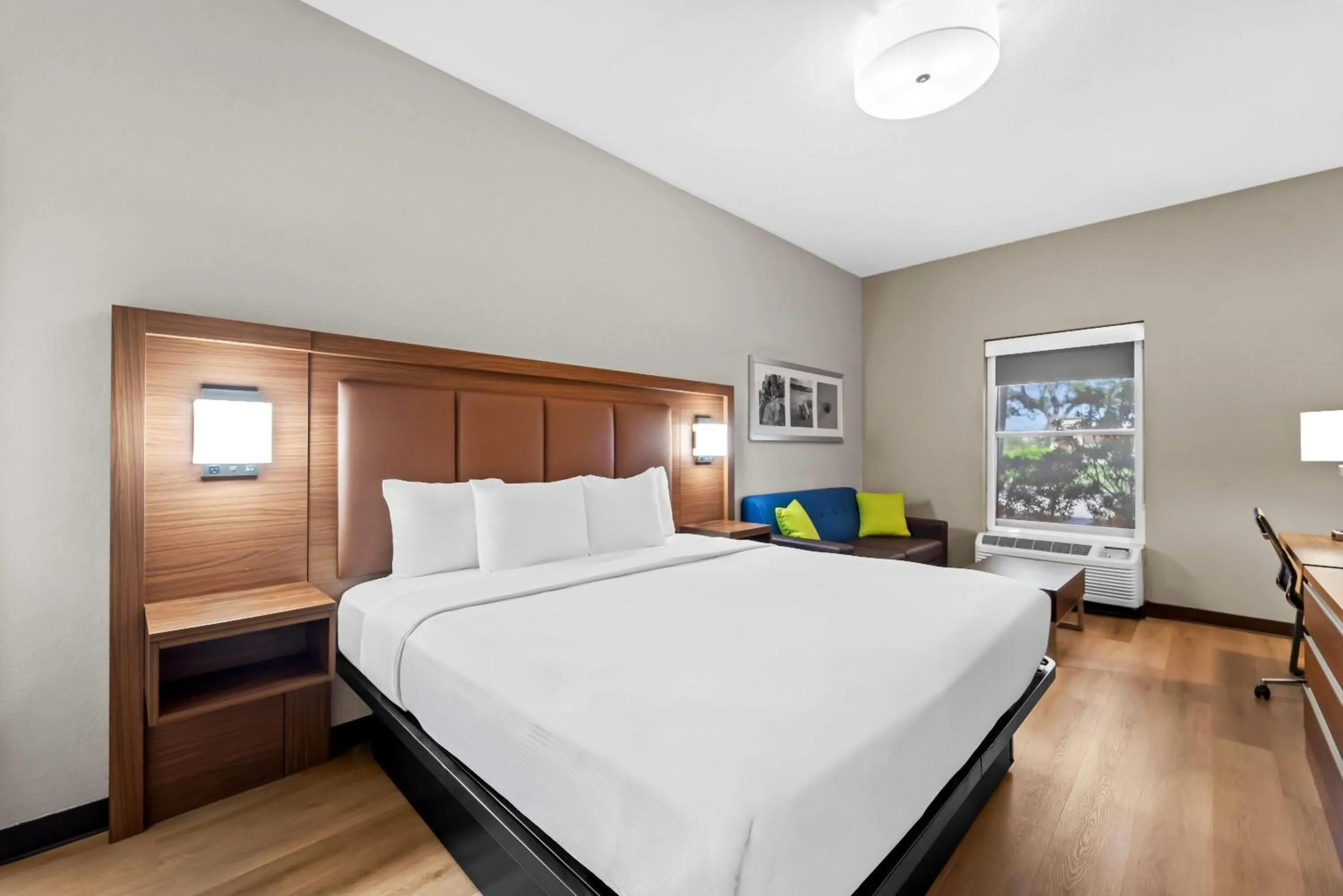 Bed in Days Inn & Suites by Wyndham Fort Myers Near JetBlue Park