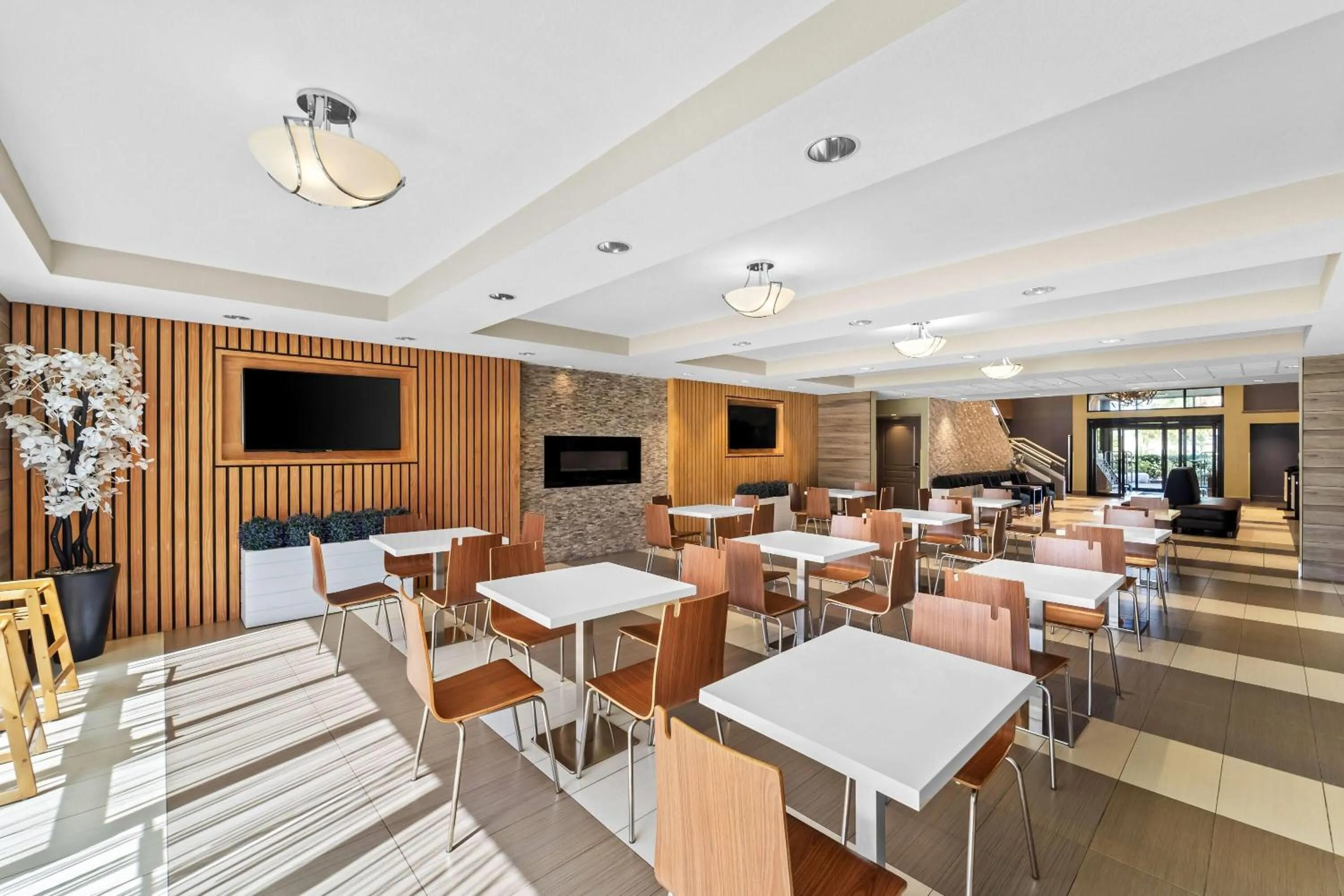 Restaurant/places to eat in Days Inn & Suites by Wyndham Fort Myers Near JetBlue Park